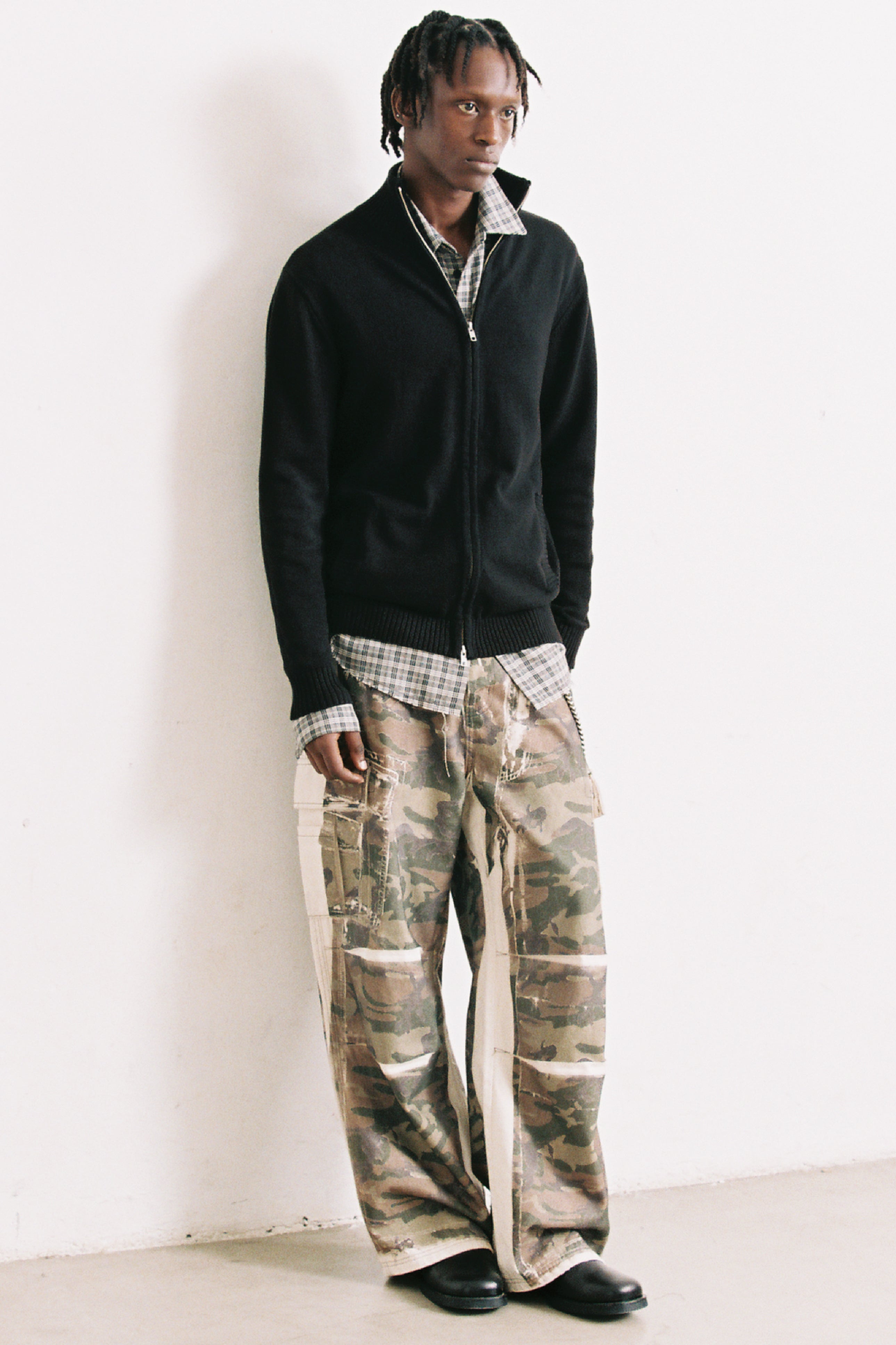 Load image into Gallery viewer, OFFSET CAMO DROPPED CARGO JEANS
