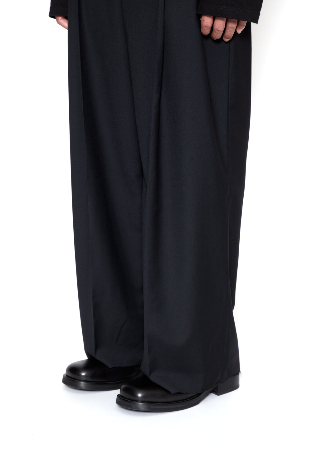 Load image into Gallery viewer, BLACK BREAK CUT PLEATED LENTO SLACK