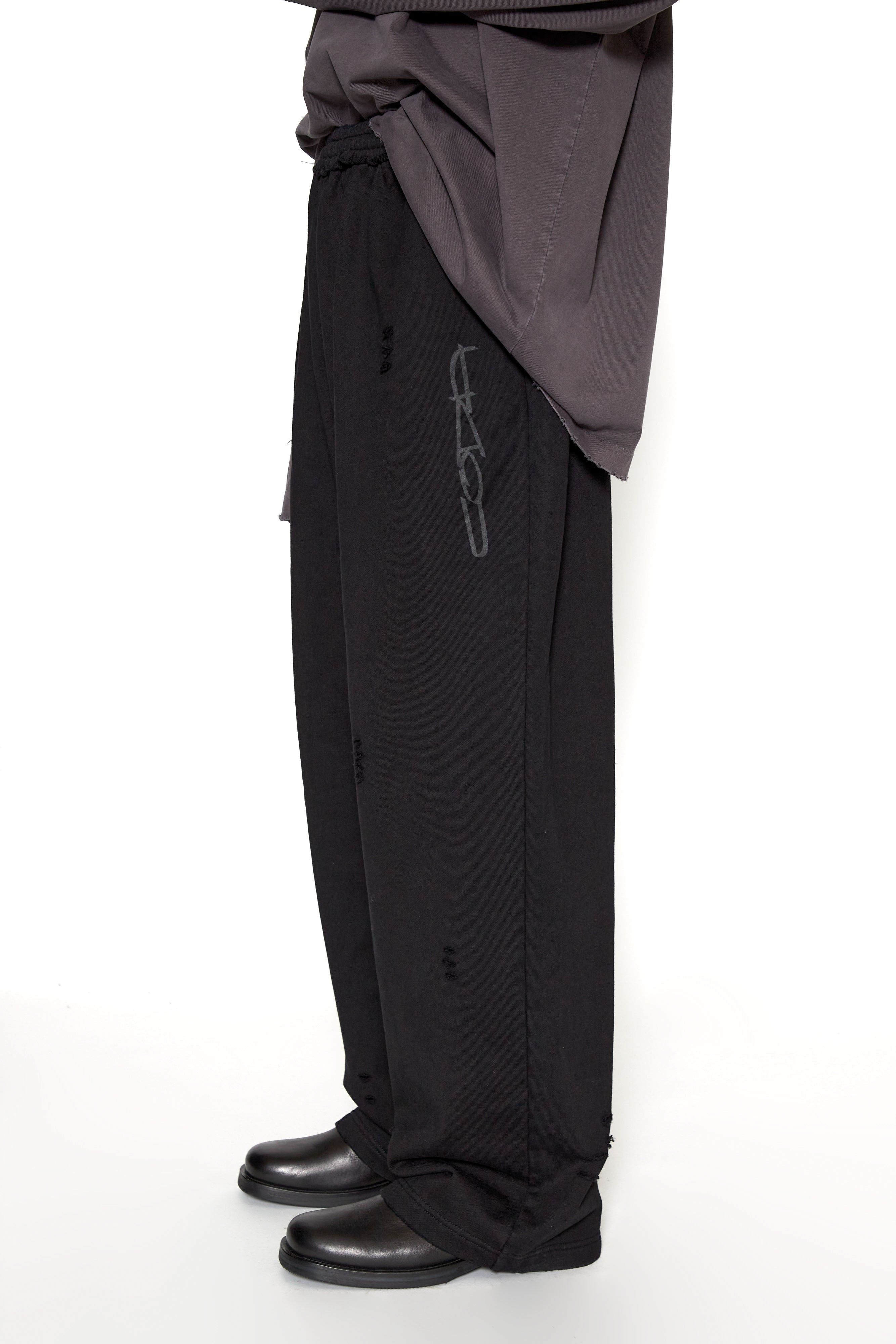 Load image into Gallery viewer, BLACK WASHED AGING GRAFFITI PRINTED SWEATPANTS