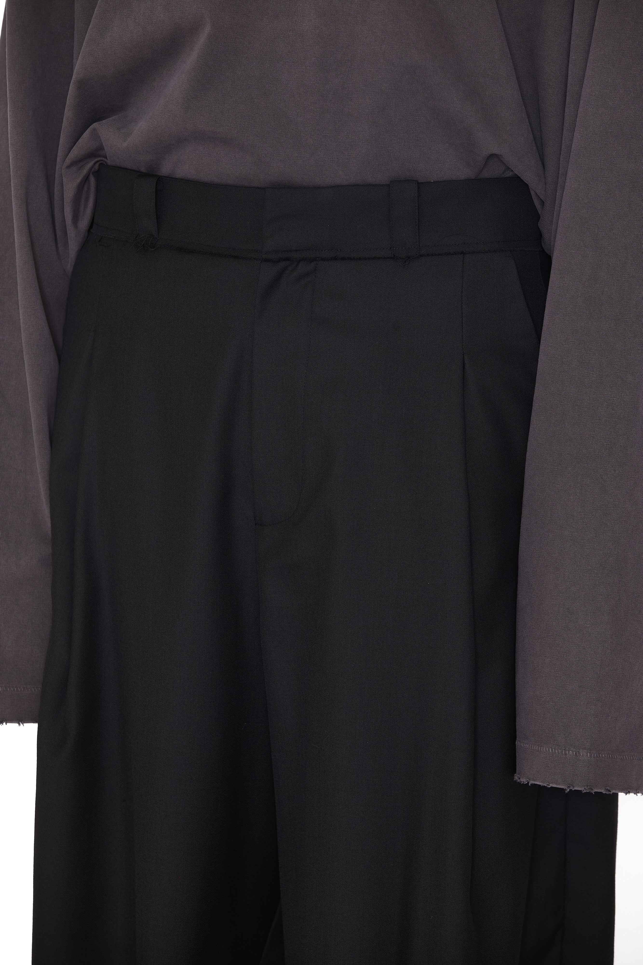Load image into Gallery viewer, BLACK WOOL WIDE PLEATED CUT OUT SHORTS