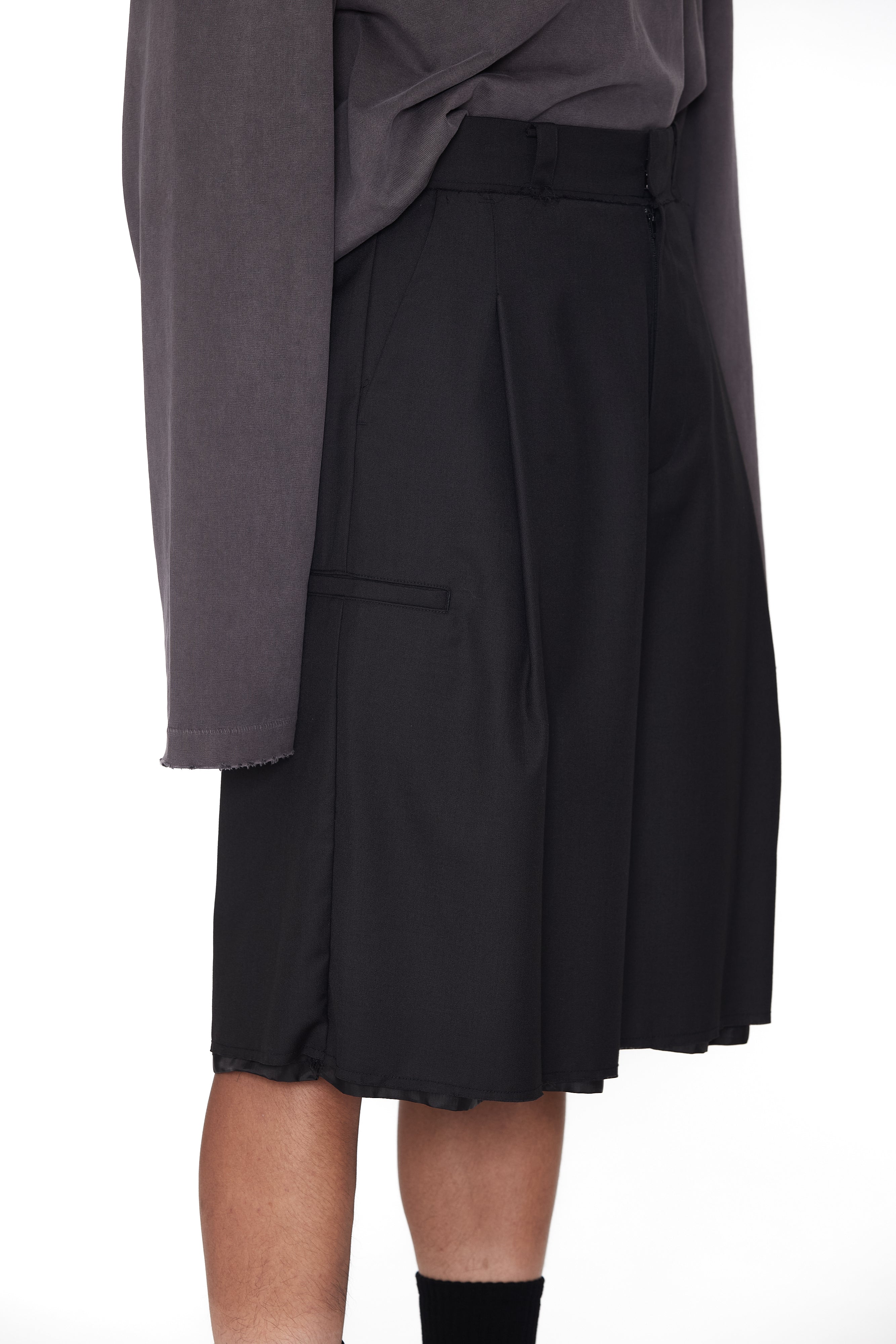 Load image into Gallery viewer, BLACK WOOL WIDE PLEATED CUT OUT SHORTS