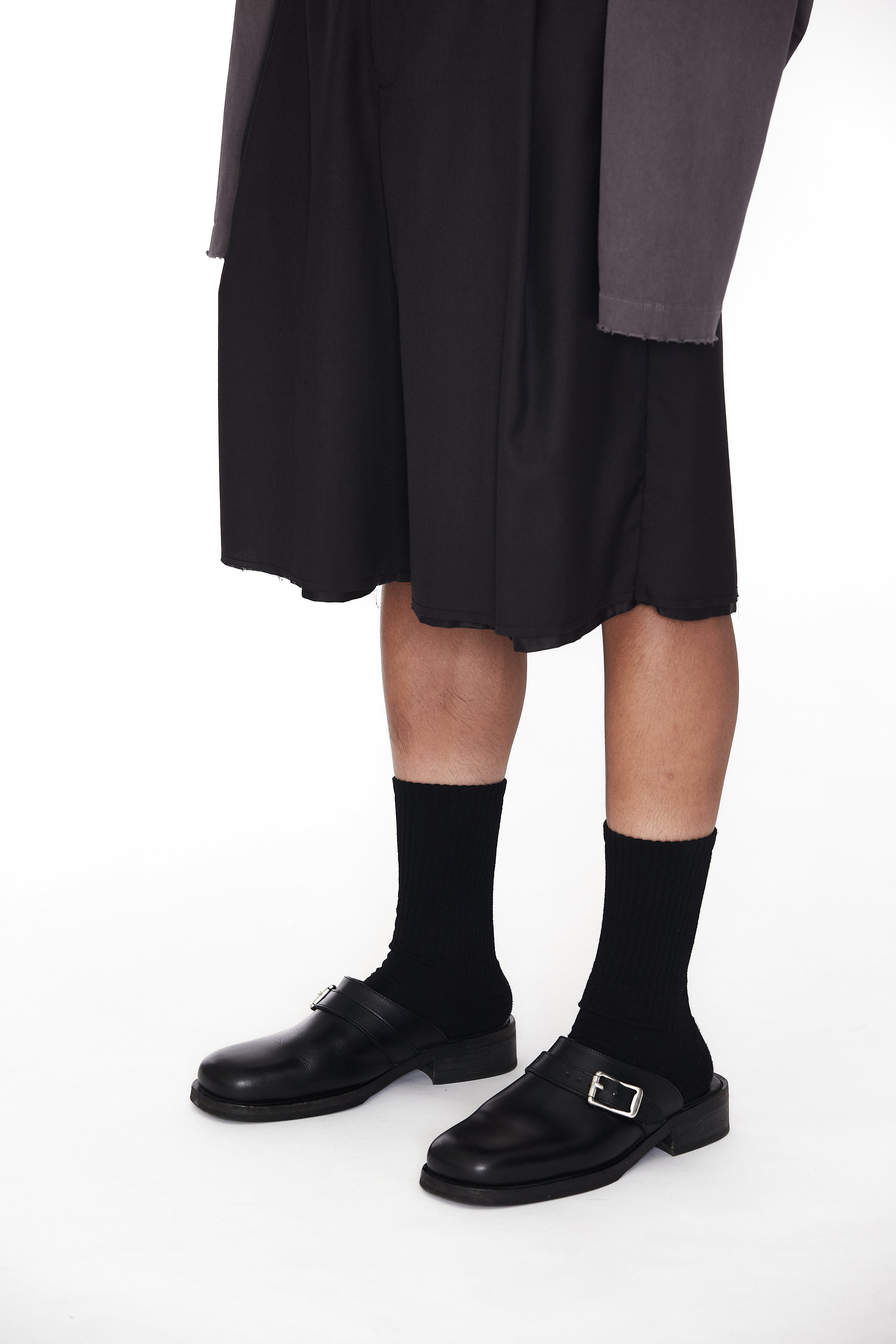 Load image into Gallery viewer, BLACK WOOL WIDE PLEATED CUT OUT SHORTS