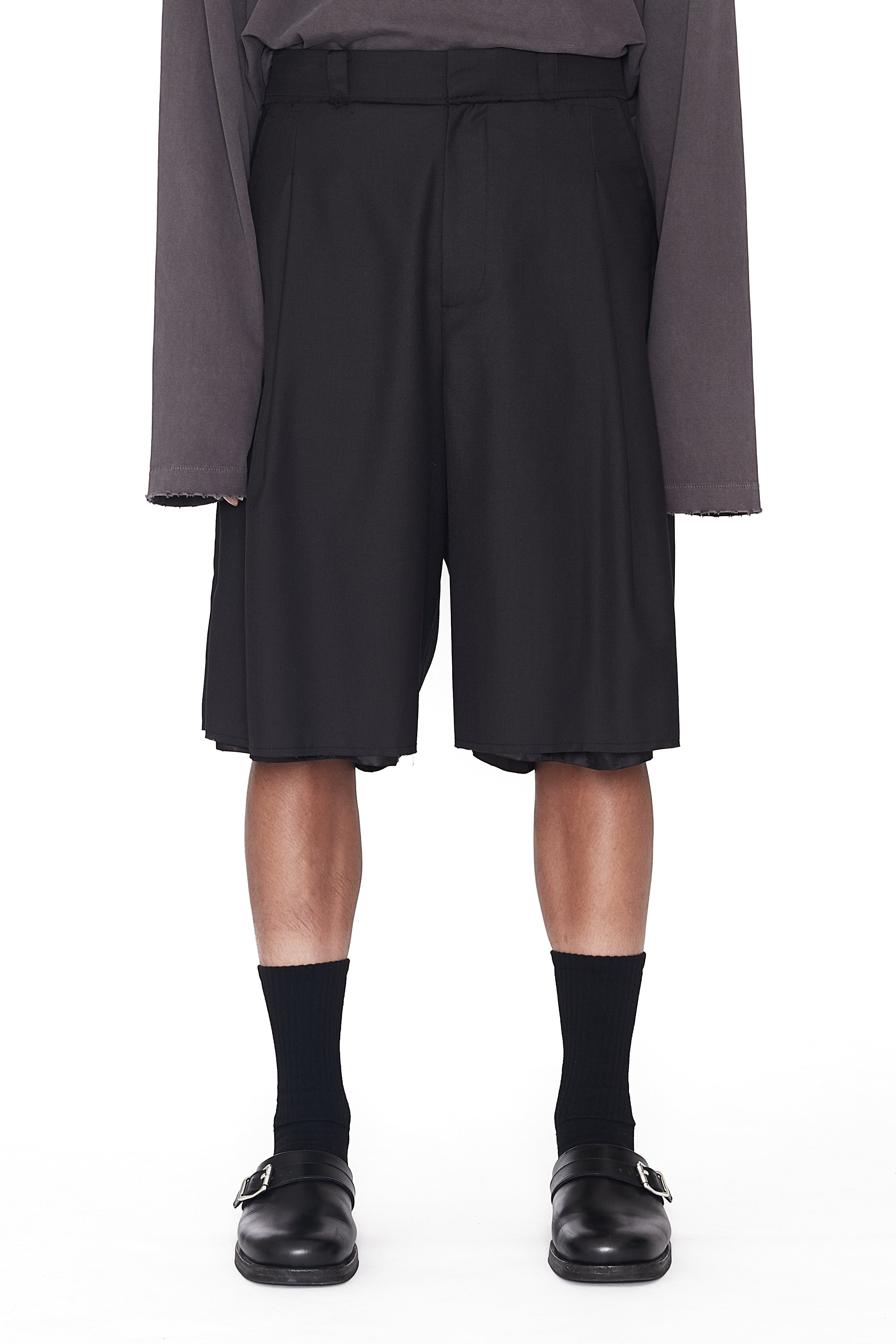 Load image into Gallery viewer, BLACK WOOL WIDE PLEATED CUT OUT SHORTS