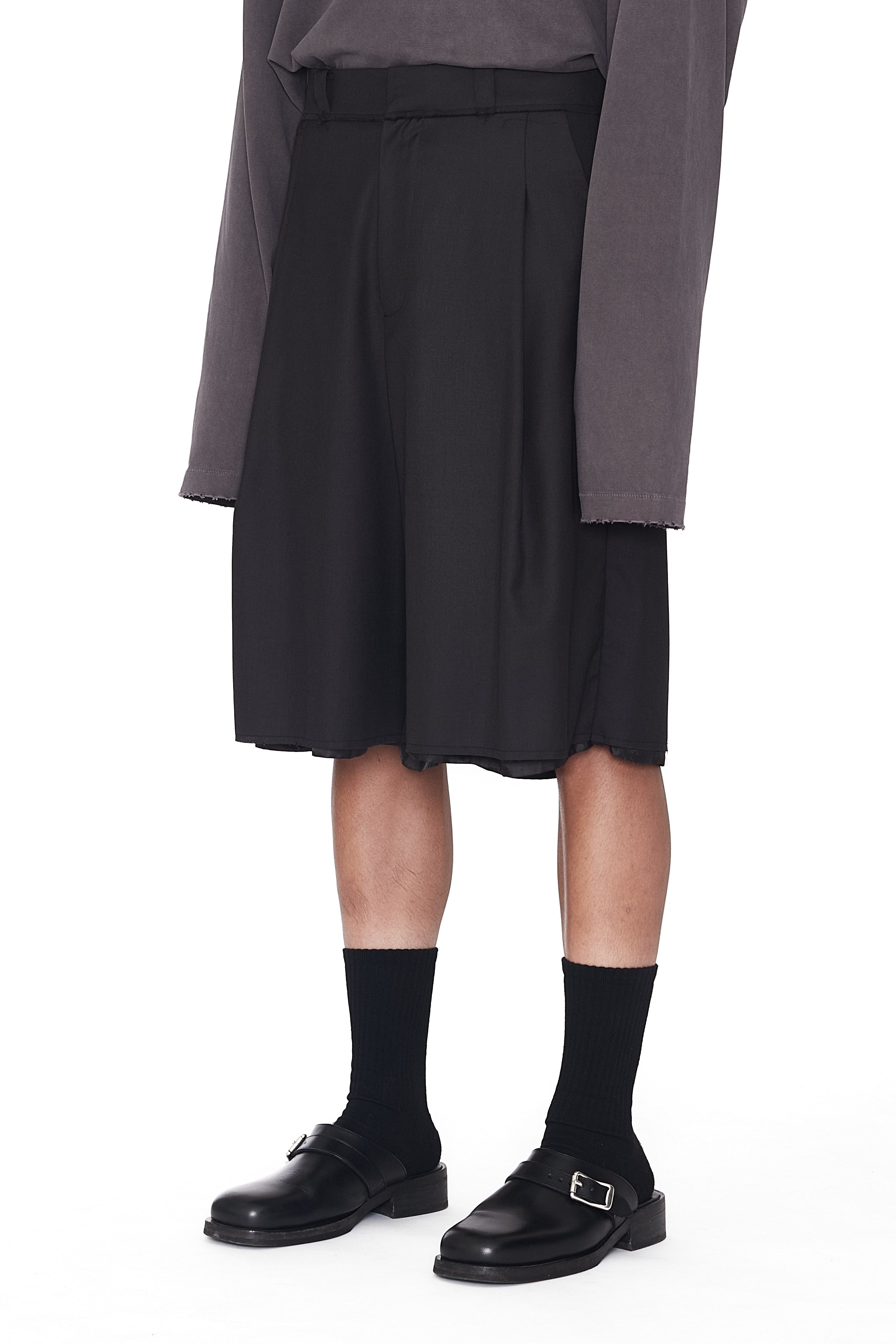Load image into Gallery viewer, BLACK WOOL WIDE PLEATED CUT OUT SHORTS