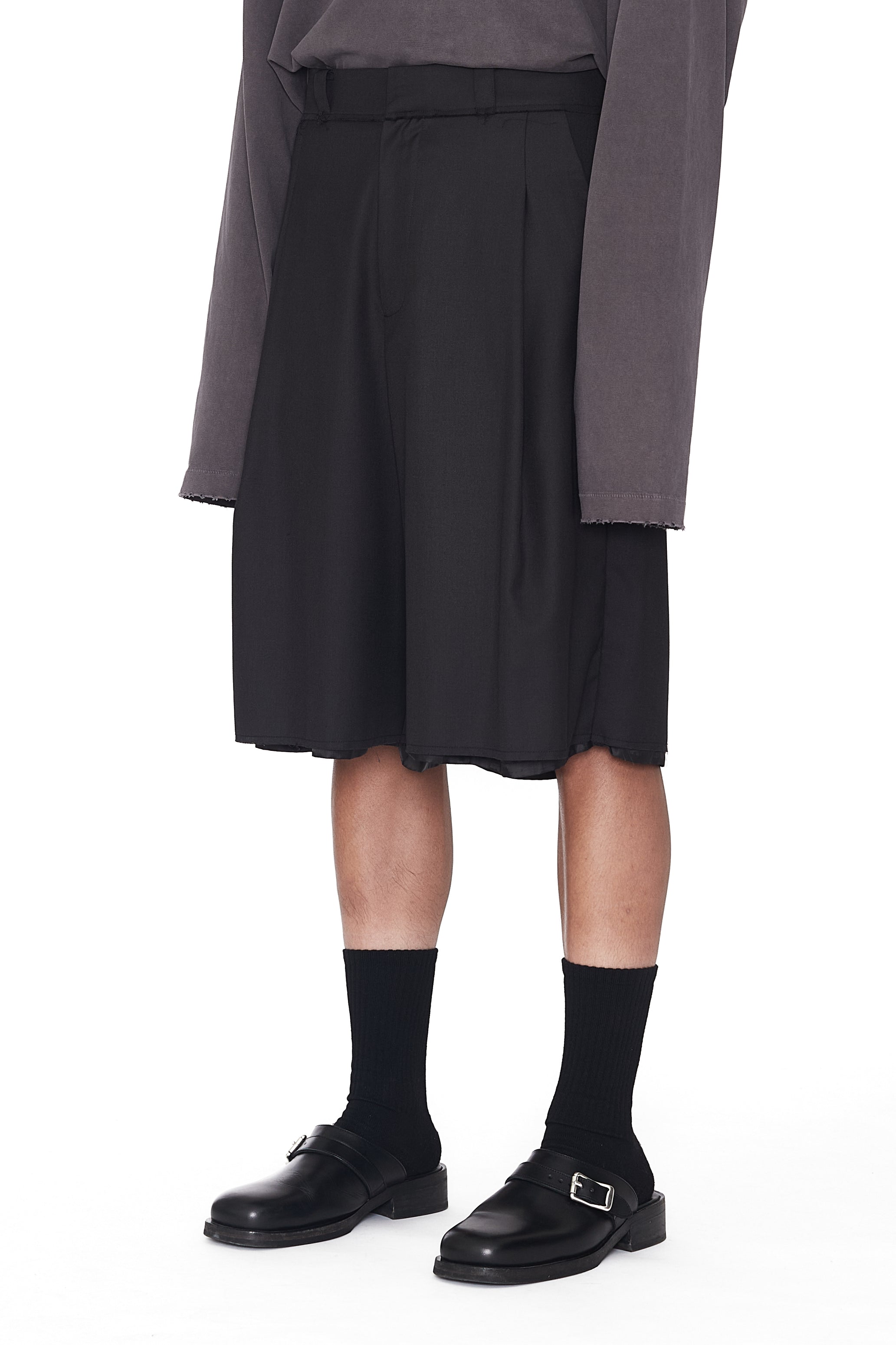 BLACK WOOL WIDE PLEATED CUT OUT SHORTS