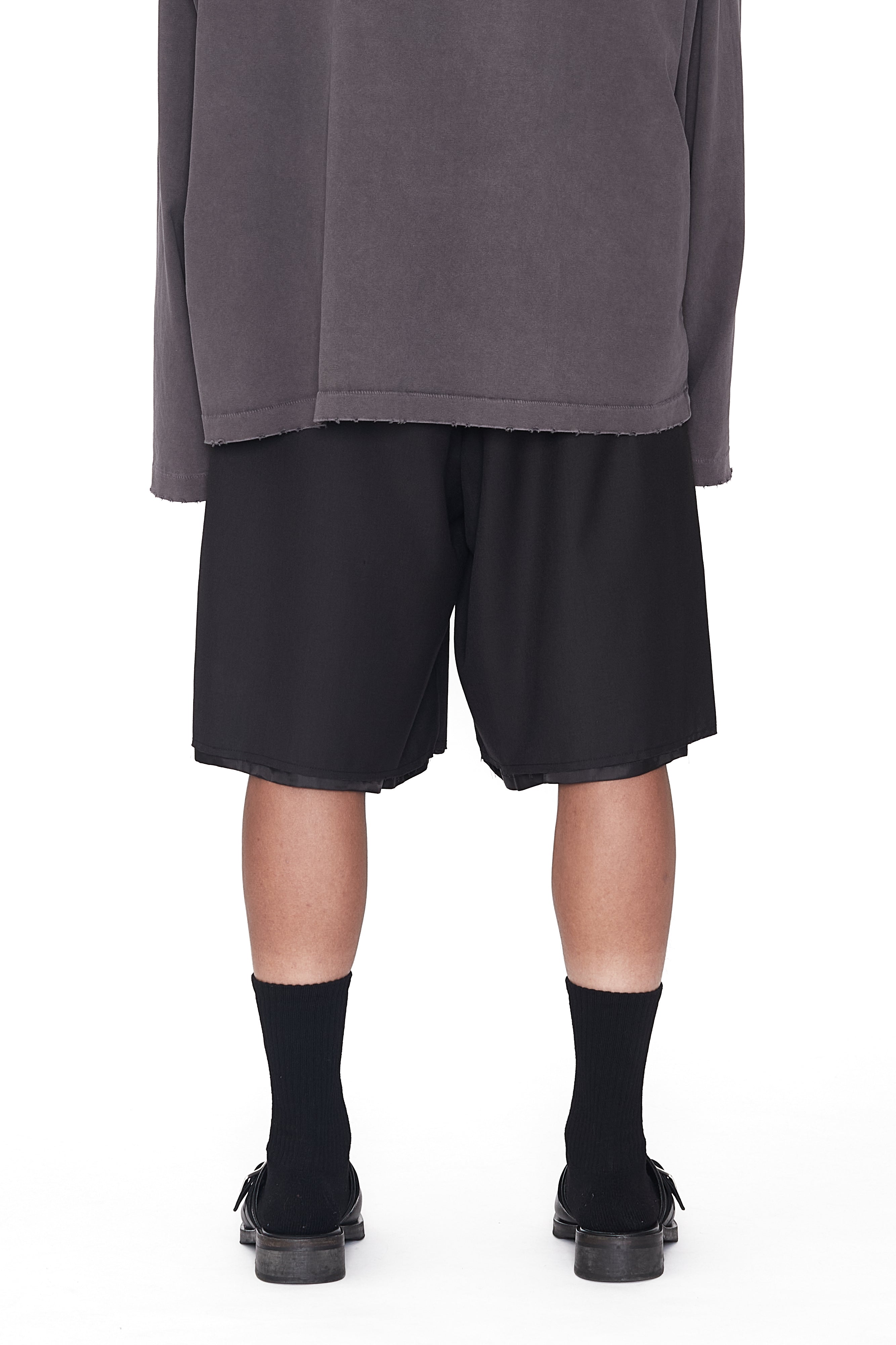 Load image into Gallery viewer, BLACK WOOL WIDE PLEATED CUT OUT SHORTS