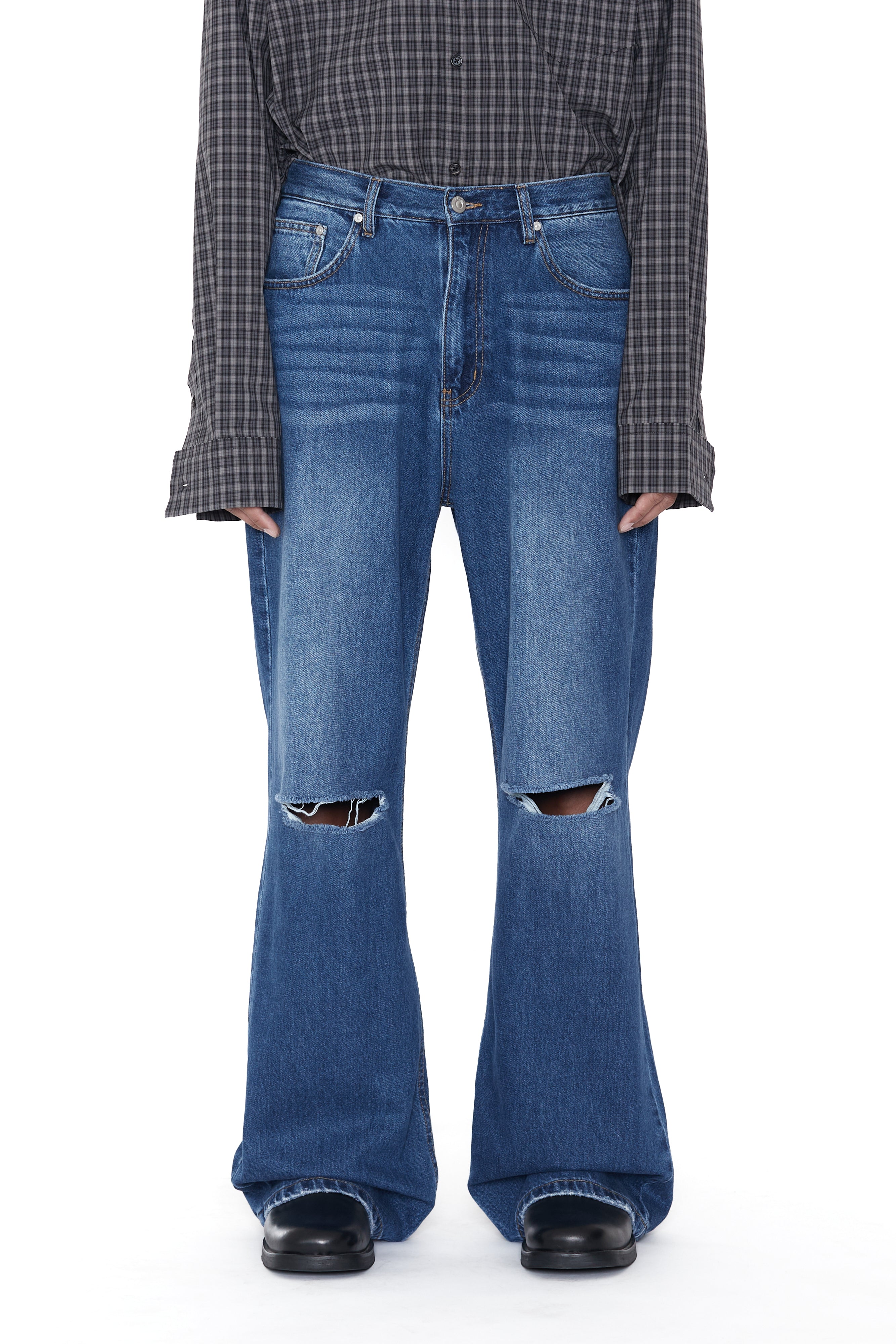 Load image into Gallery viewer, INDIGO WASHED DESTROYED EXTENDED CUT FLARED JEANS