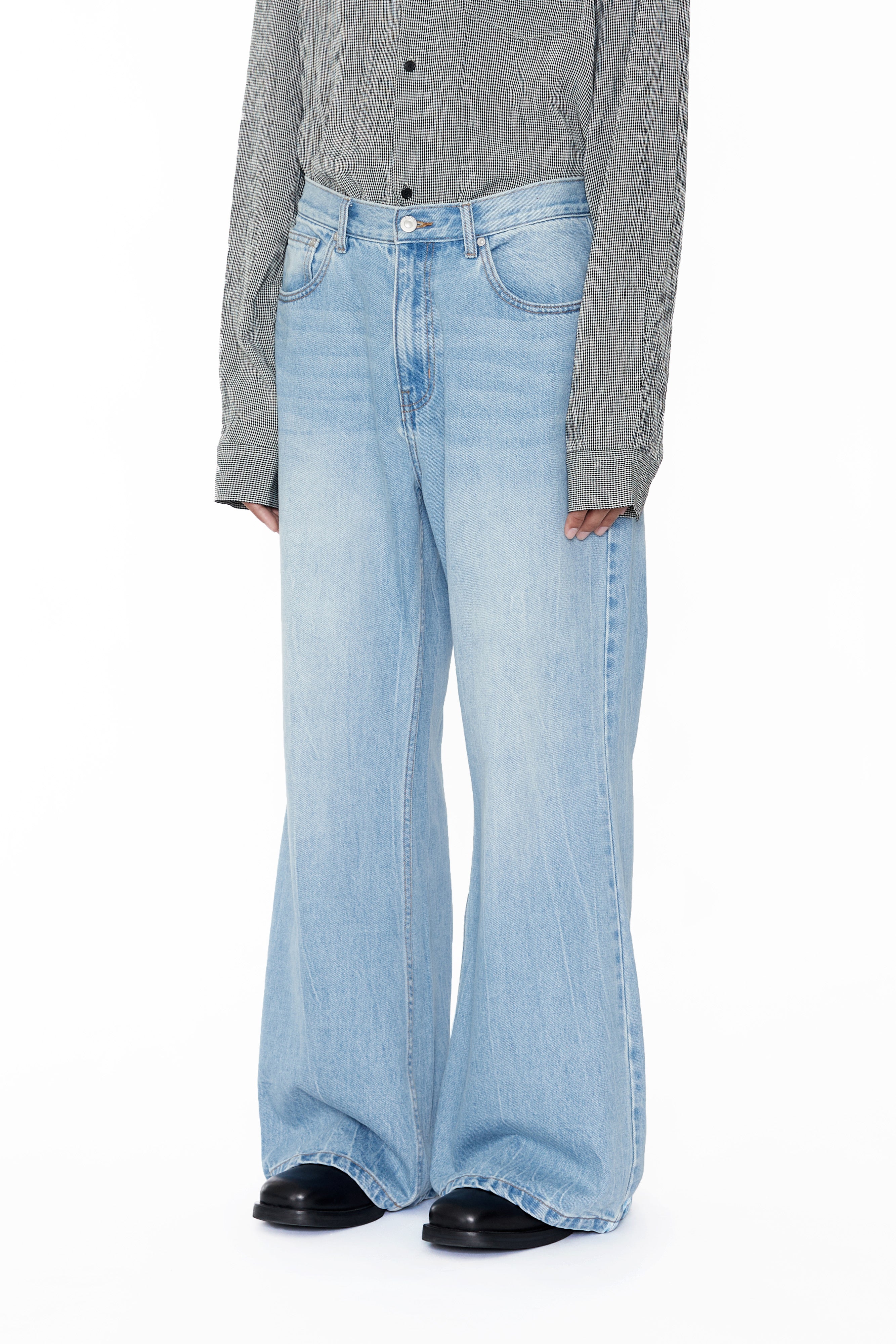 Load image into Gallery viewer, LIGHT INDIGO WASHED BREAK CUT WIDE FLARED JEANS