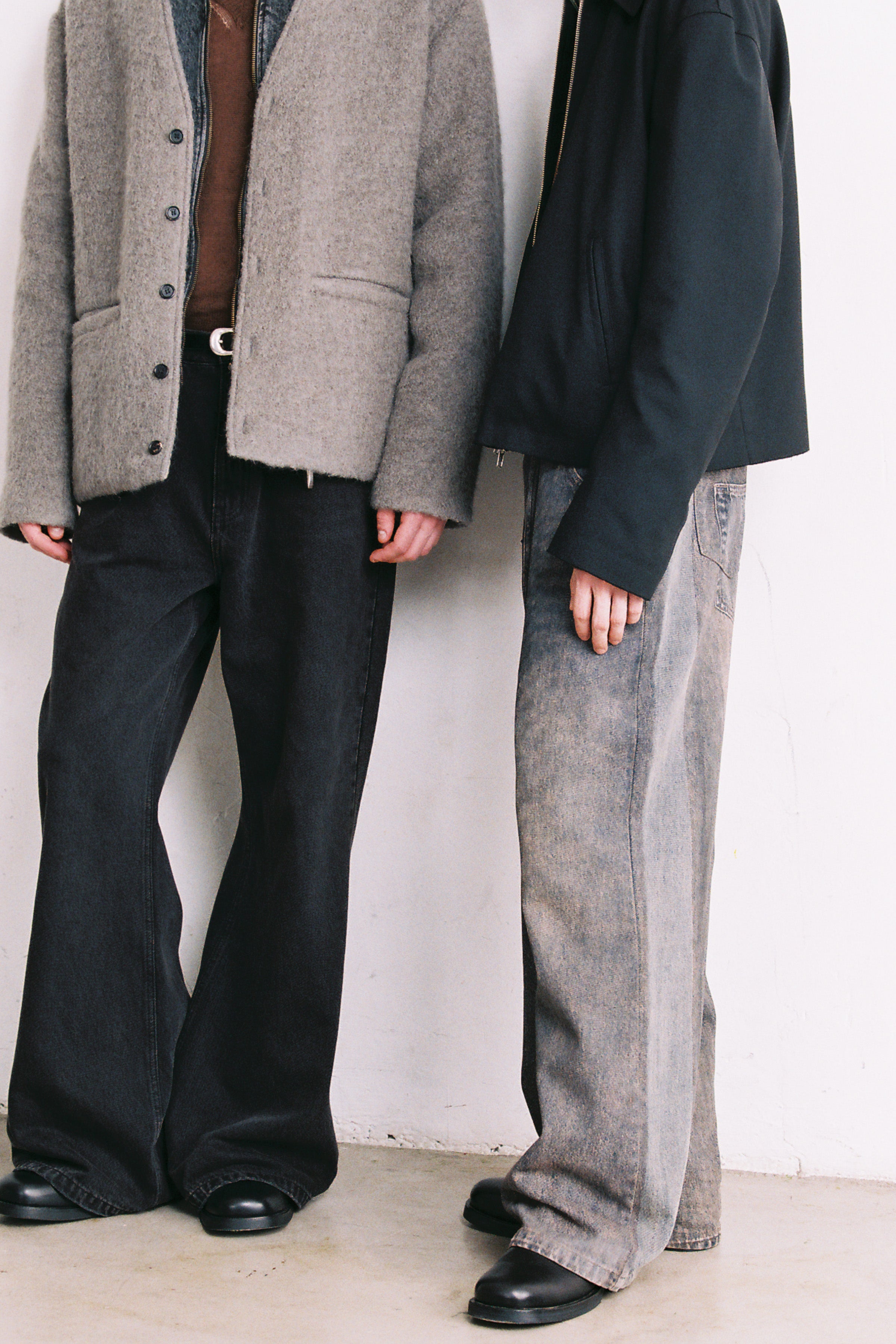 Load image into Gallery viewer, BLACK WASHED BREAK CUT WIDE FLARED JEANS