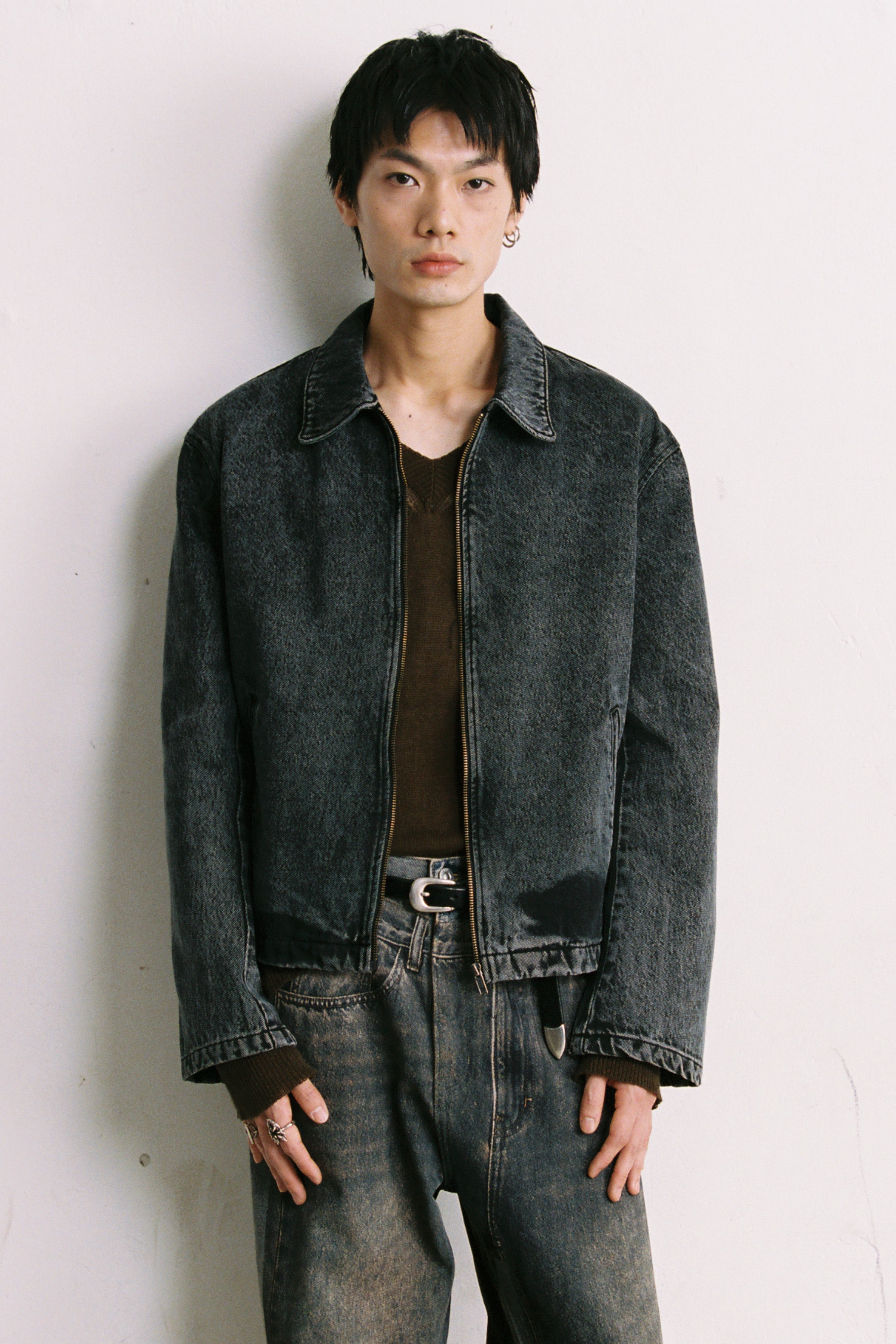 Load image into Gallery viewer, BLACK ACID WASHED DENIM TILT ZIP JACKET