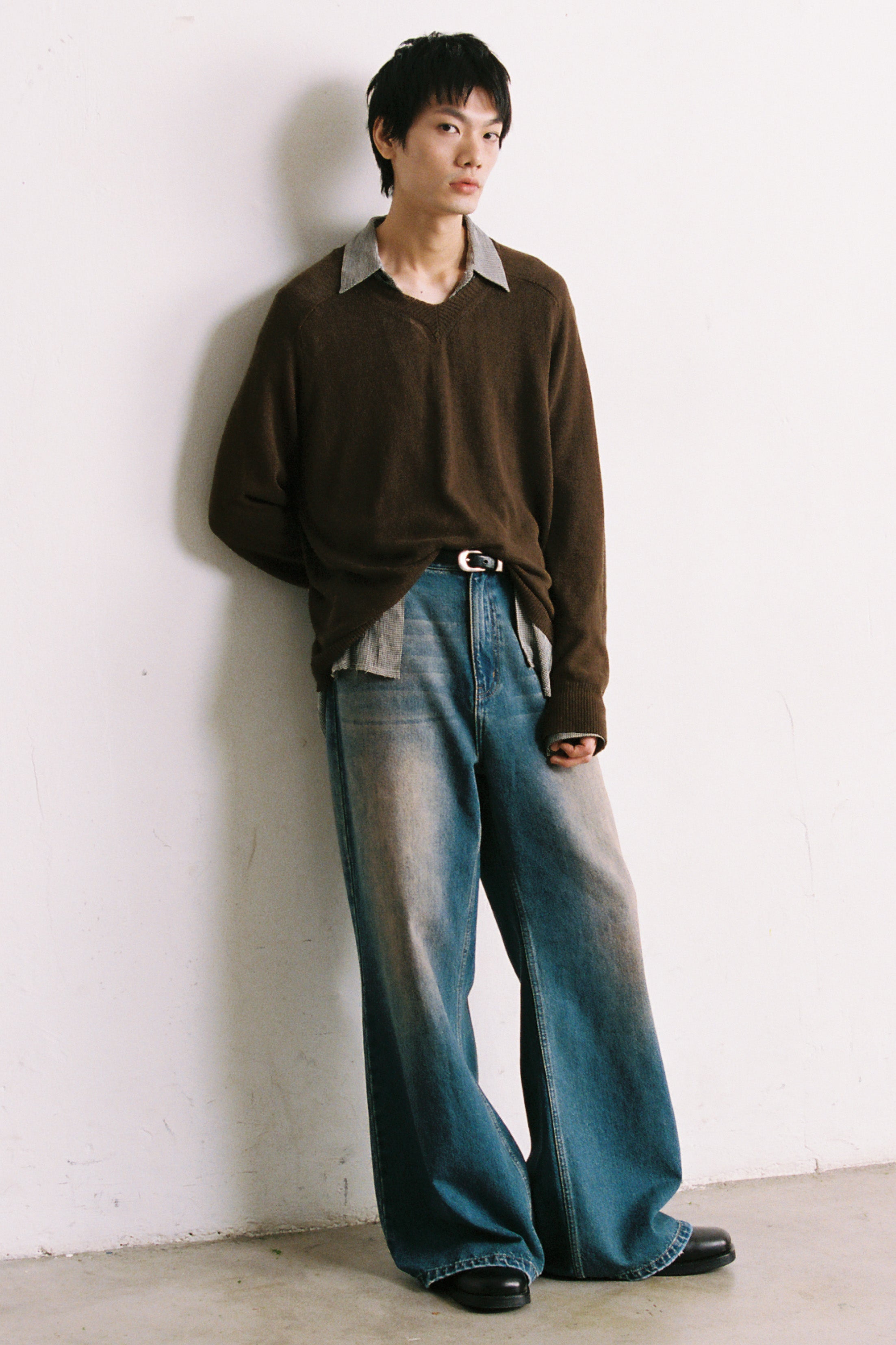 Load image into Gallery viewer, BROWN SHRUNKEN V-NECK PULLOVER