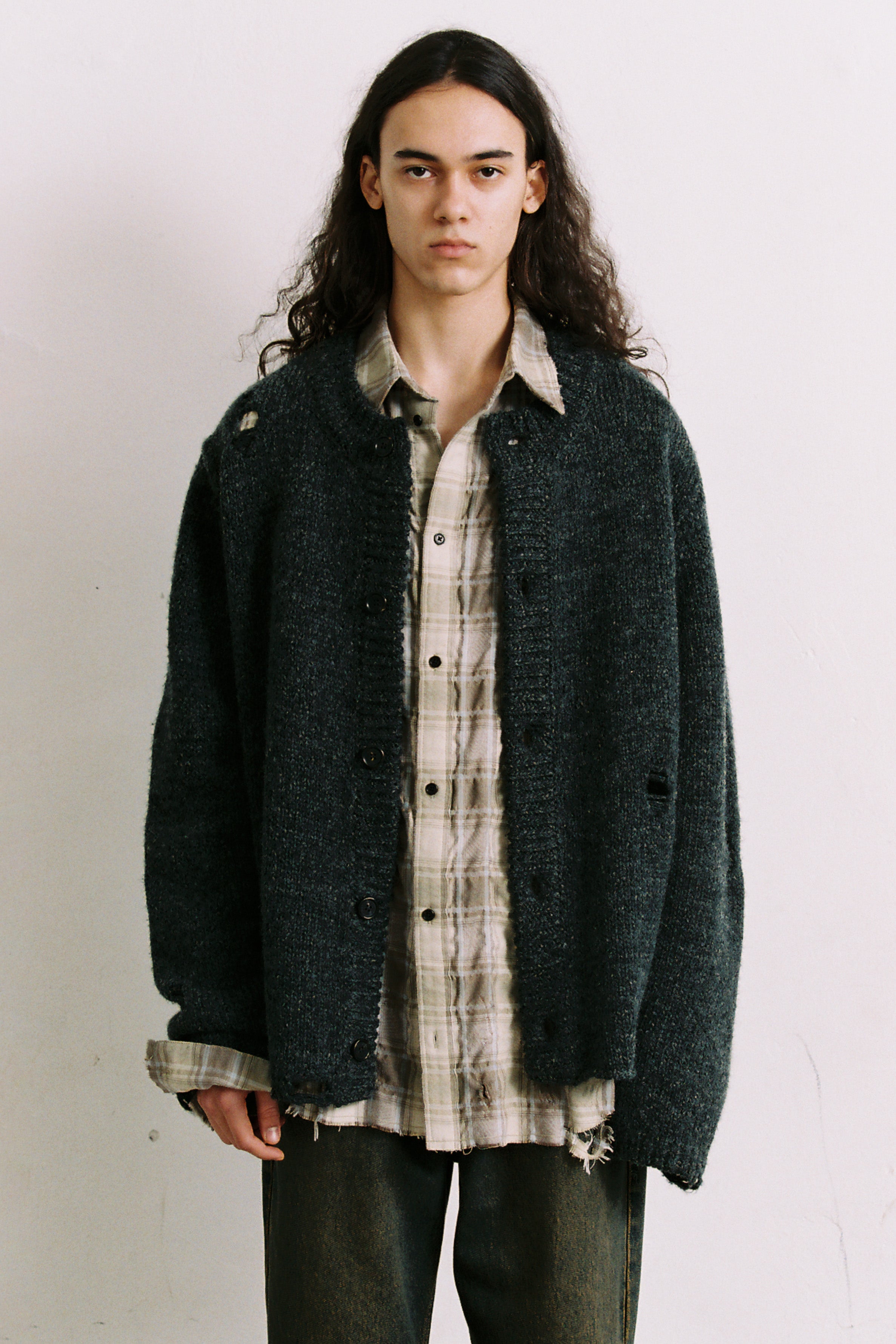 Load image into Gallery viewer, DARK GREY 90S ROUND NECK THRASHED CARDIGAN