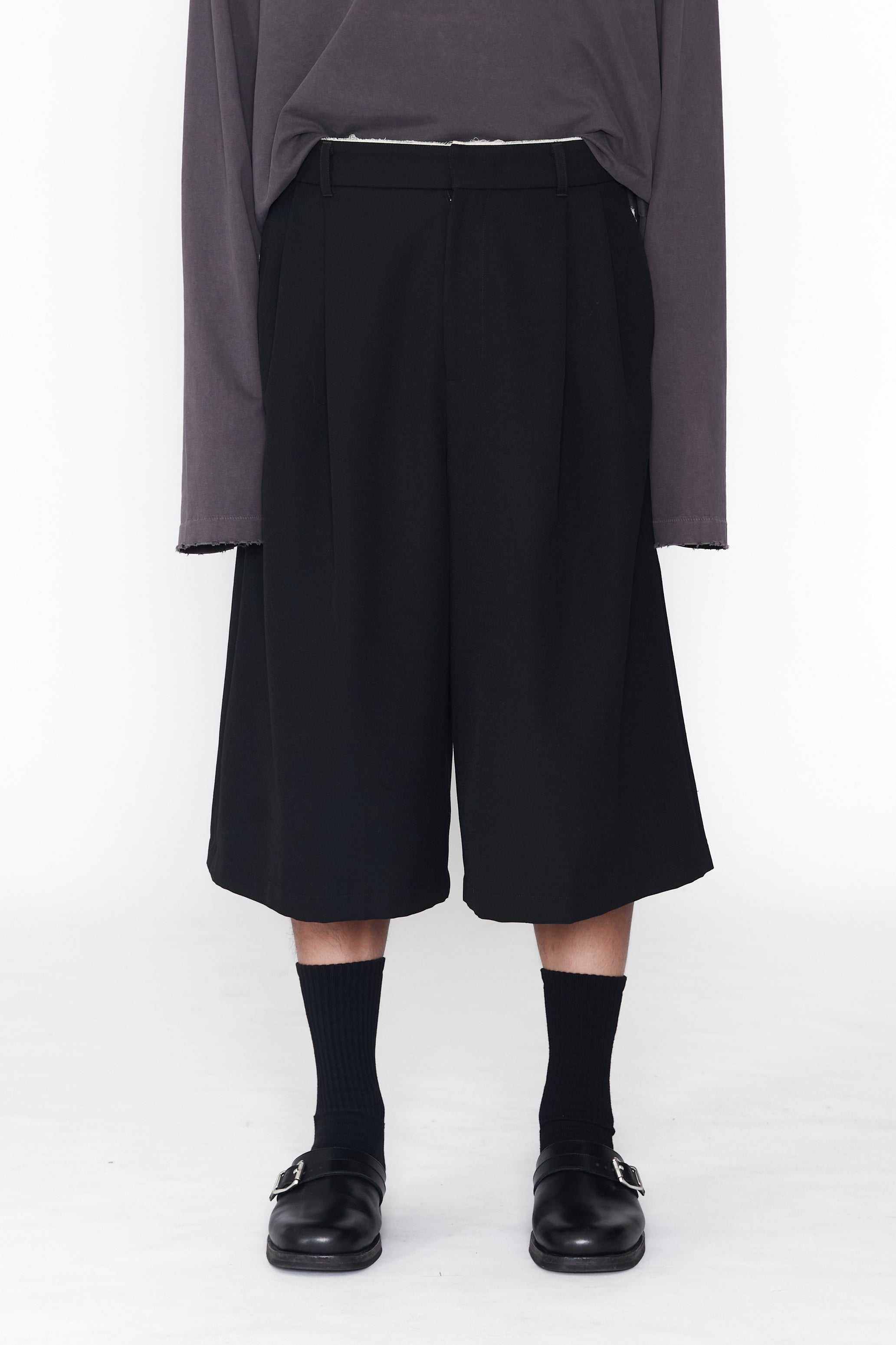BLACK GABARDINE DEVIATION WIDE CUT LARGO SHORTS