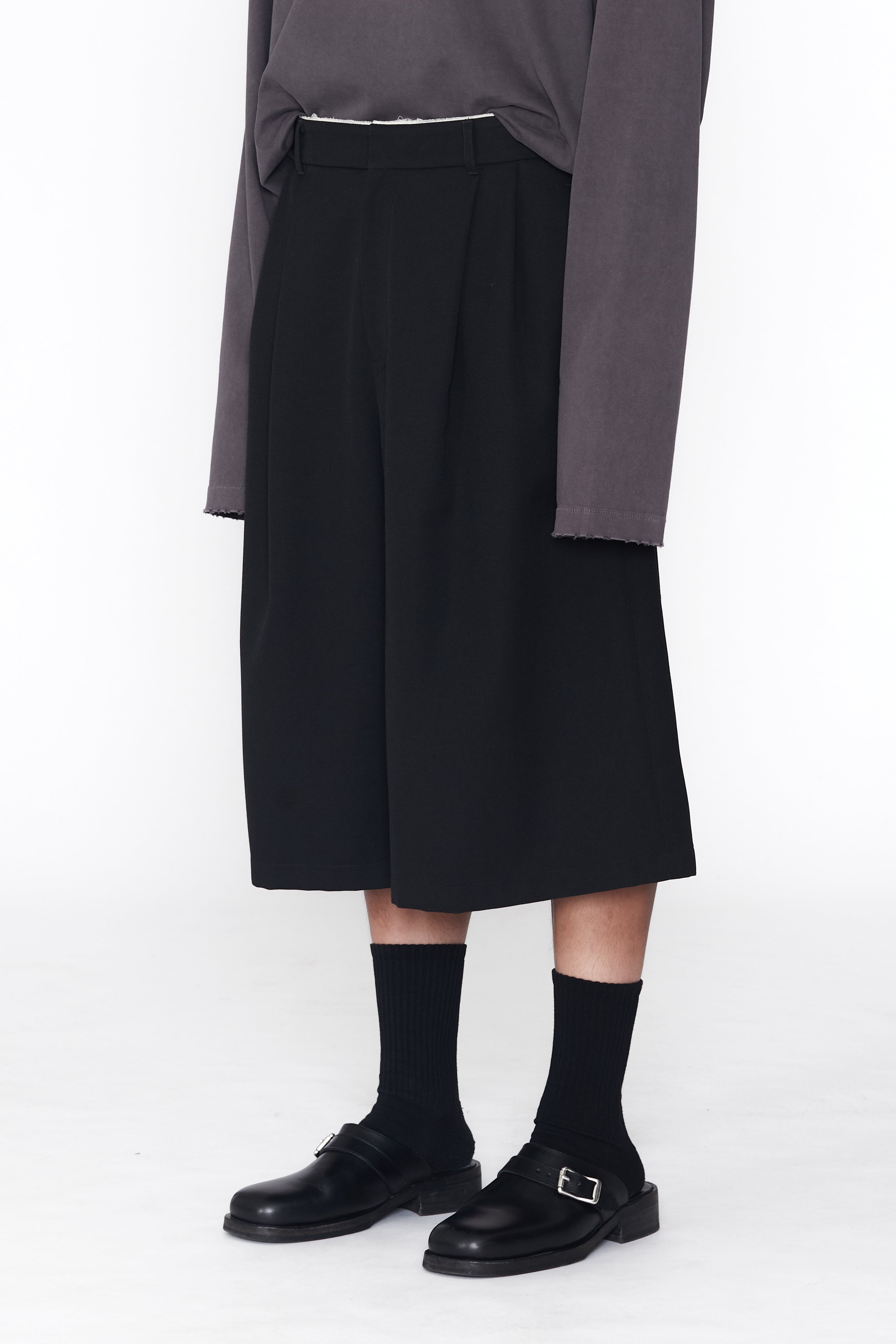 Load image into Gallery viewer, BLACK GABARDINE DEVIATION WIDE CUT LARGO SHORTS