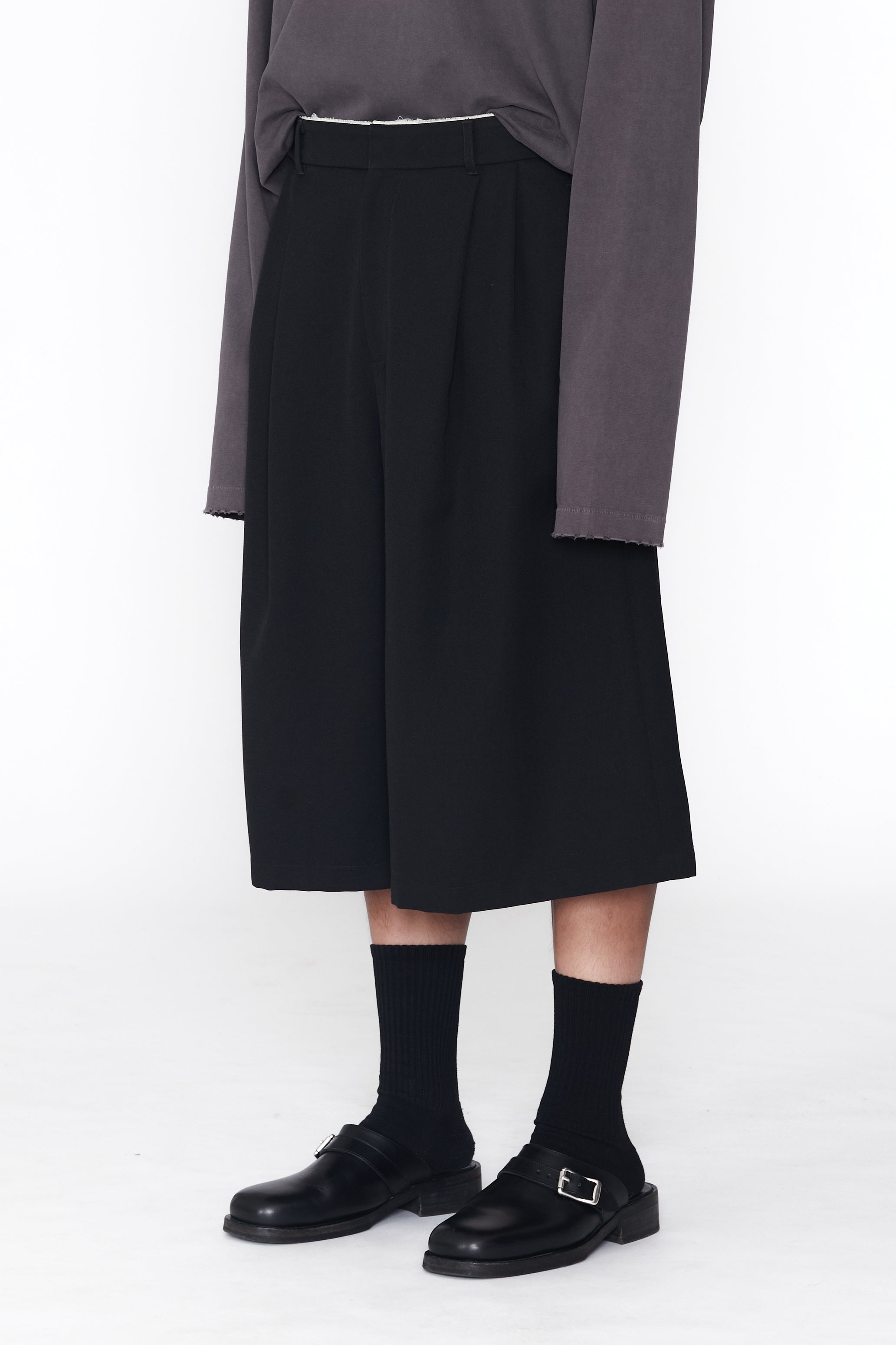 BLACK GABARDINE DEVIATION WIDE CUT LARGO SHORTS