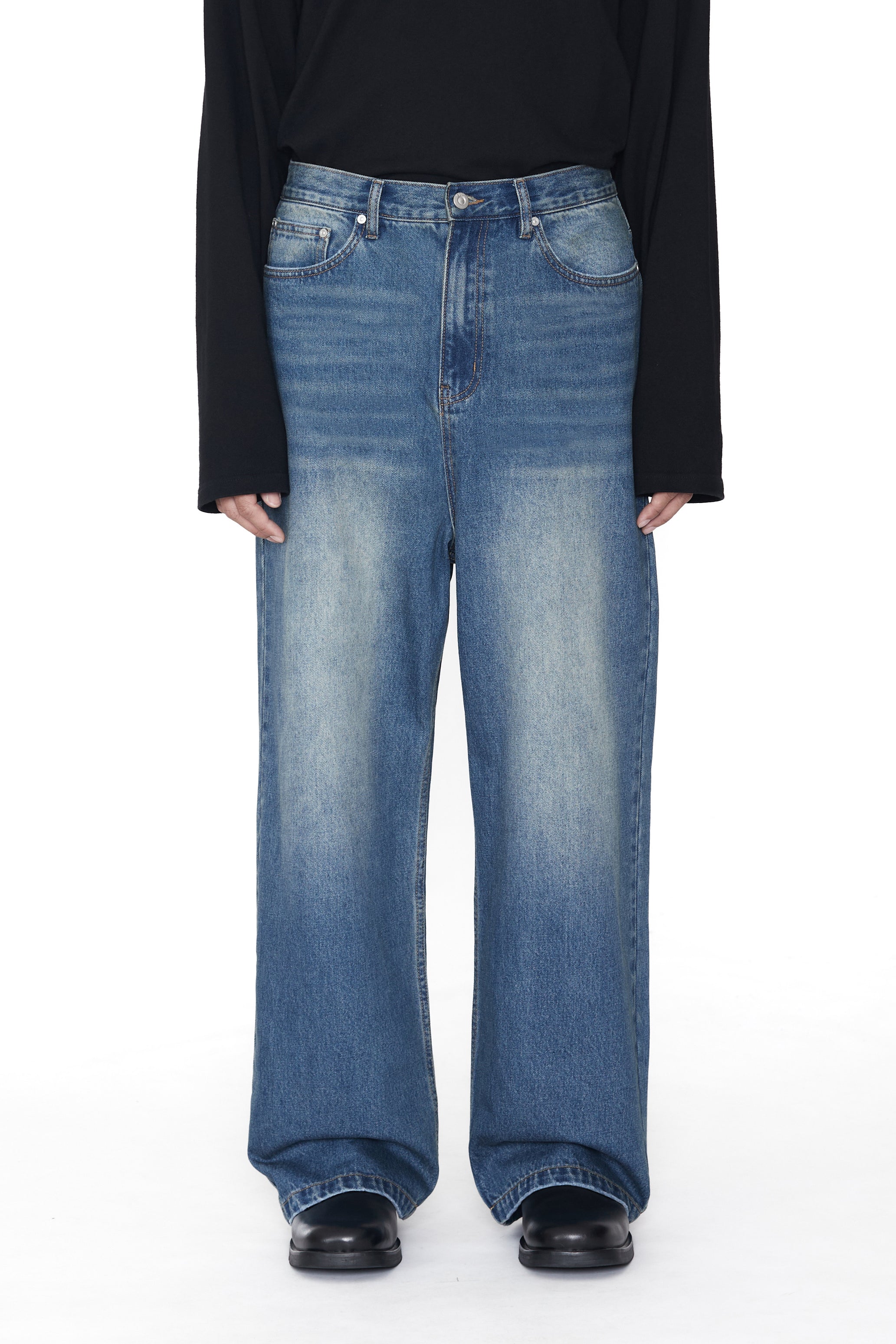 INDIGO WASHED DISTRESSED BREARK CUT STRAIGHT JEANS