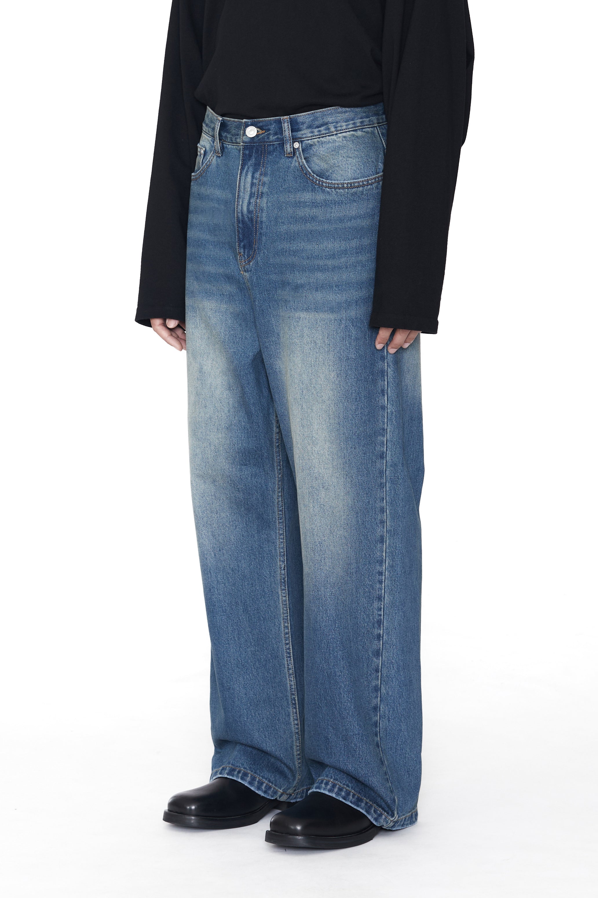 INDIGO WASHED DISTRESSED BREARK CUT STRAIGHT JEANS