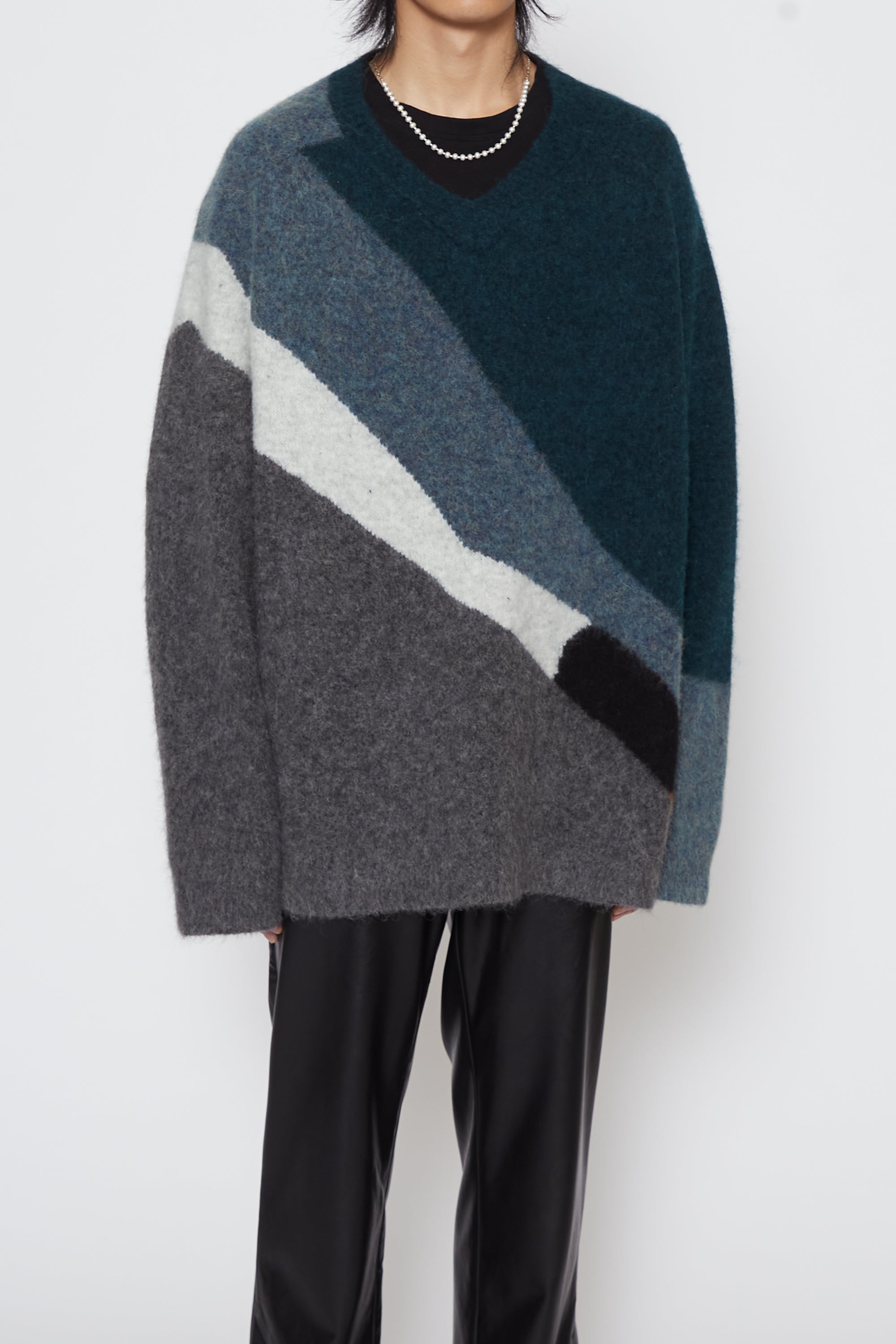Load image into Gallery viewer, PATTERN BABY ALPACA MOHAIR CABIN V-NECK SWEATER