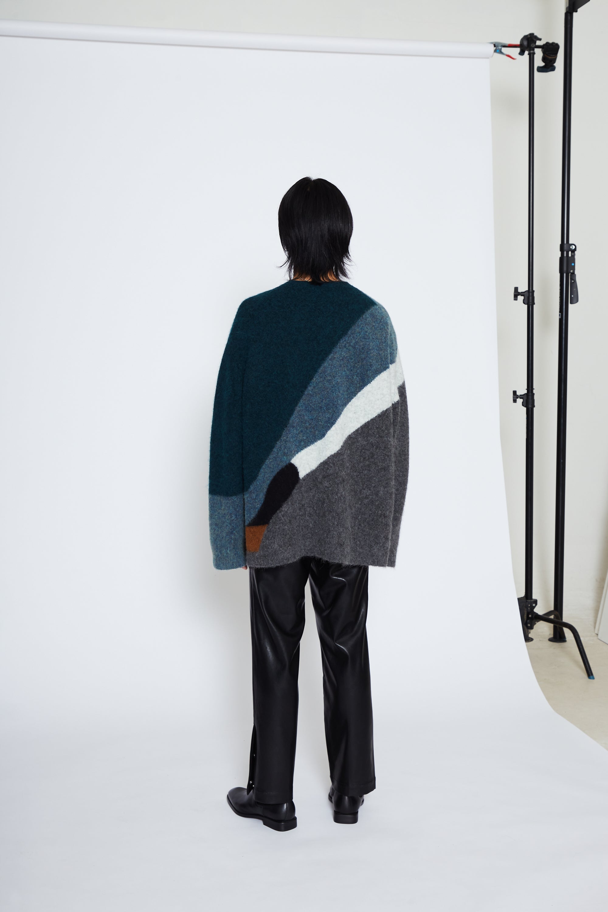 Load image into Gallery viewer, PATTERN BABY ALPACA MOHAIR CABIN V-NECK SWEATER