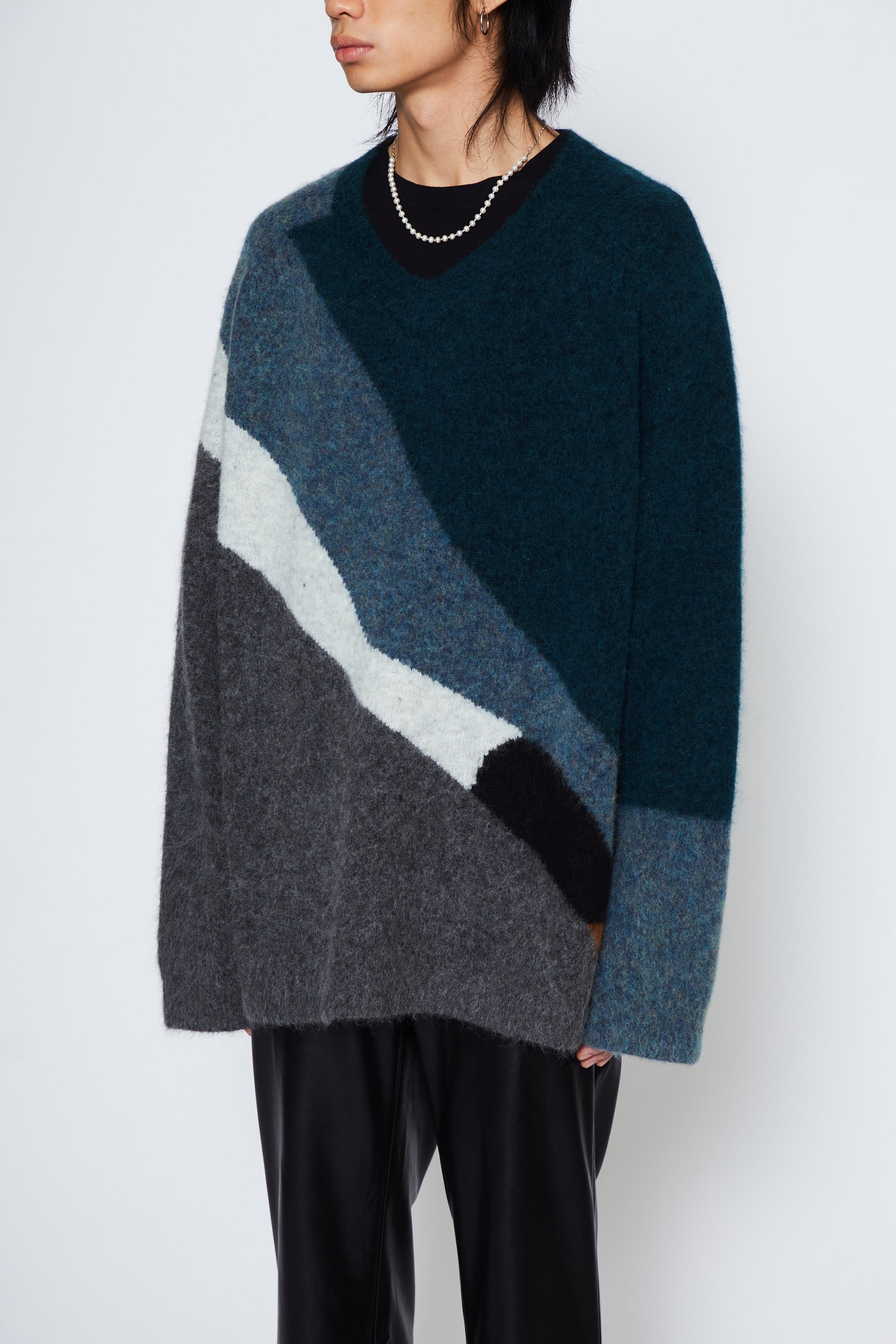 PATTERN BABY ALPACA MOHAIR CABIN V-NECK SWEATER