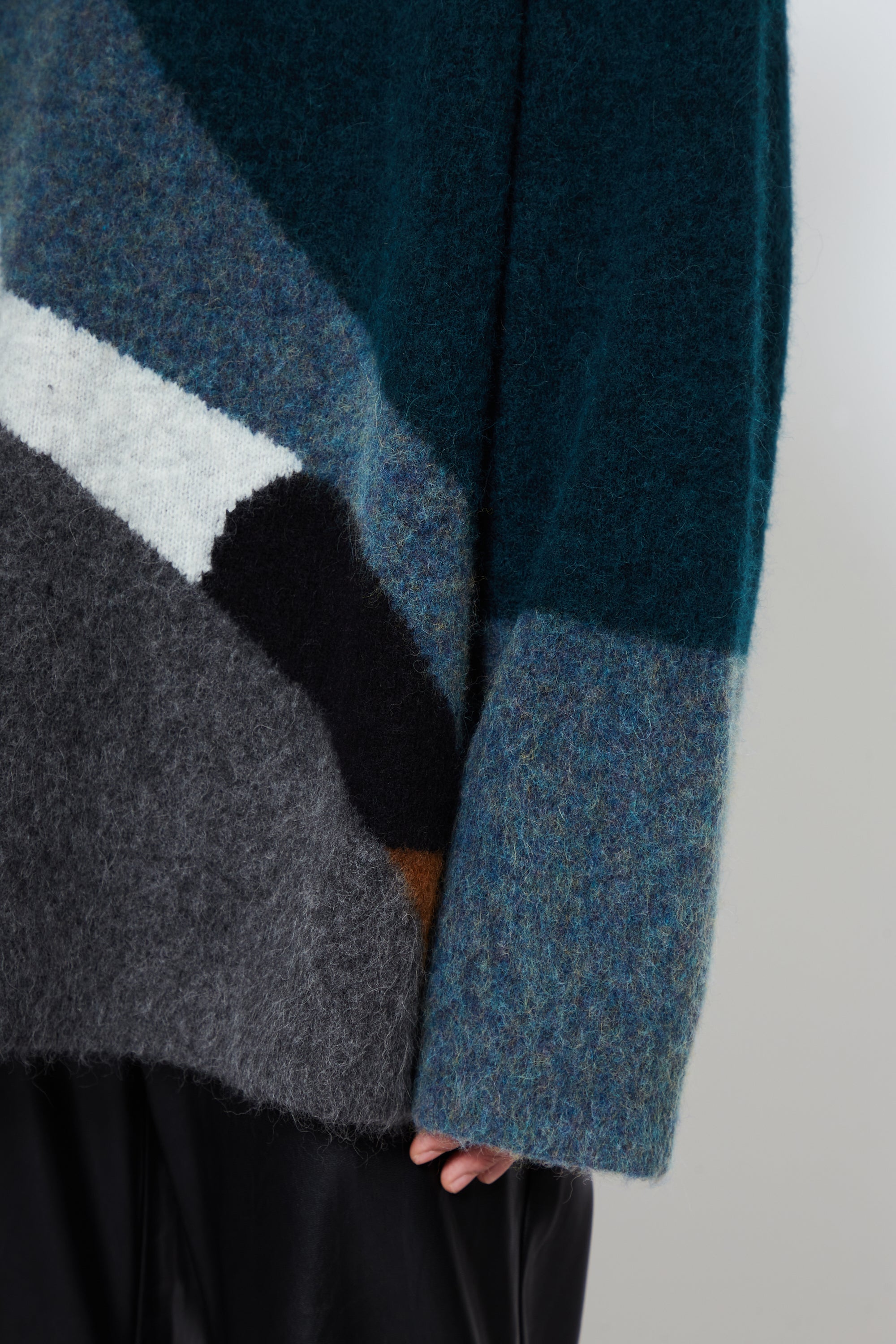 Load image into Gallery viewer, PATTERN BABY ALPACA MOHAIR CABIN V-NECK SWEATER