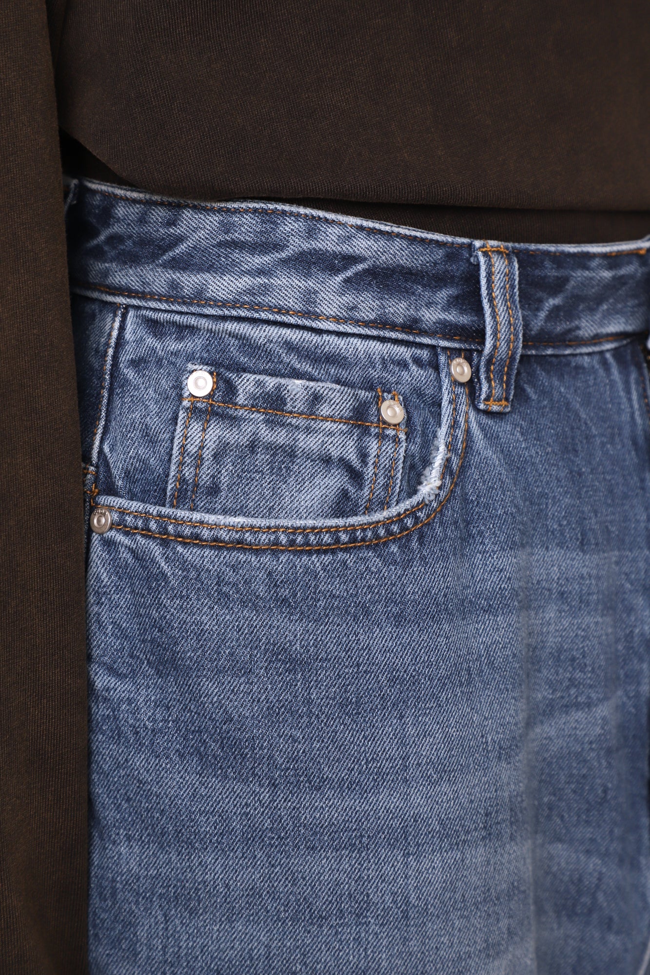 Load image into Gallery viewer, INDIGO WASHED DISTRESSED EXTENDED CUT LUFT JEANS
