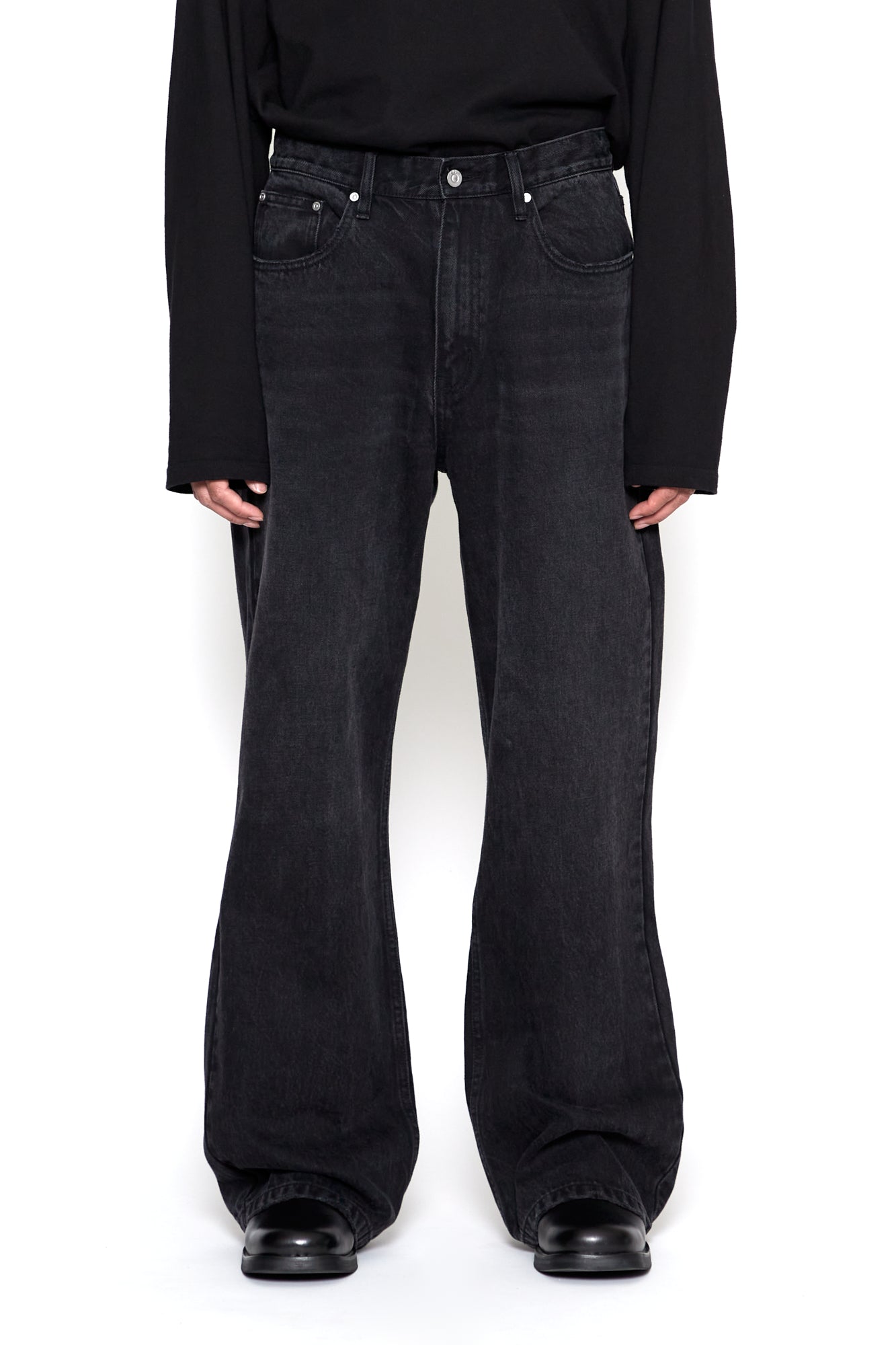 Load image into Gallery viewer, BLACK WASHED DISTRESSED BREAK CUT FLARED JEANS
