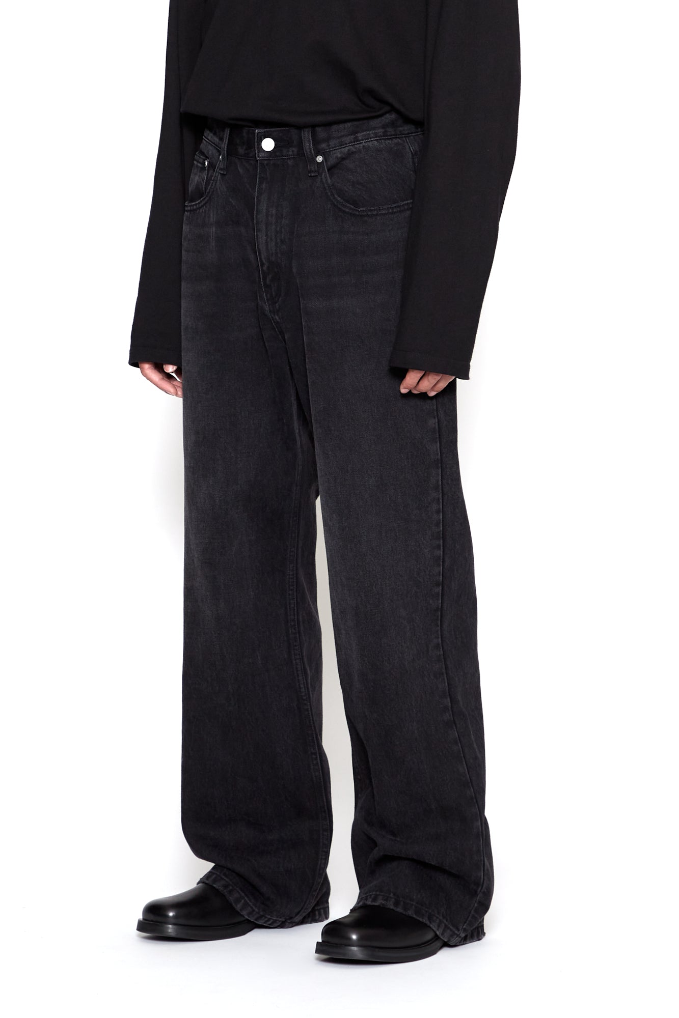 Load image into Gallery viewer, BLACK WASHED DISTRESSED BREAK CUT FLARED JEANS
