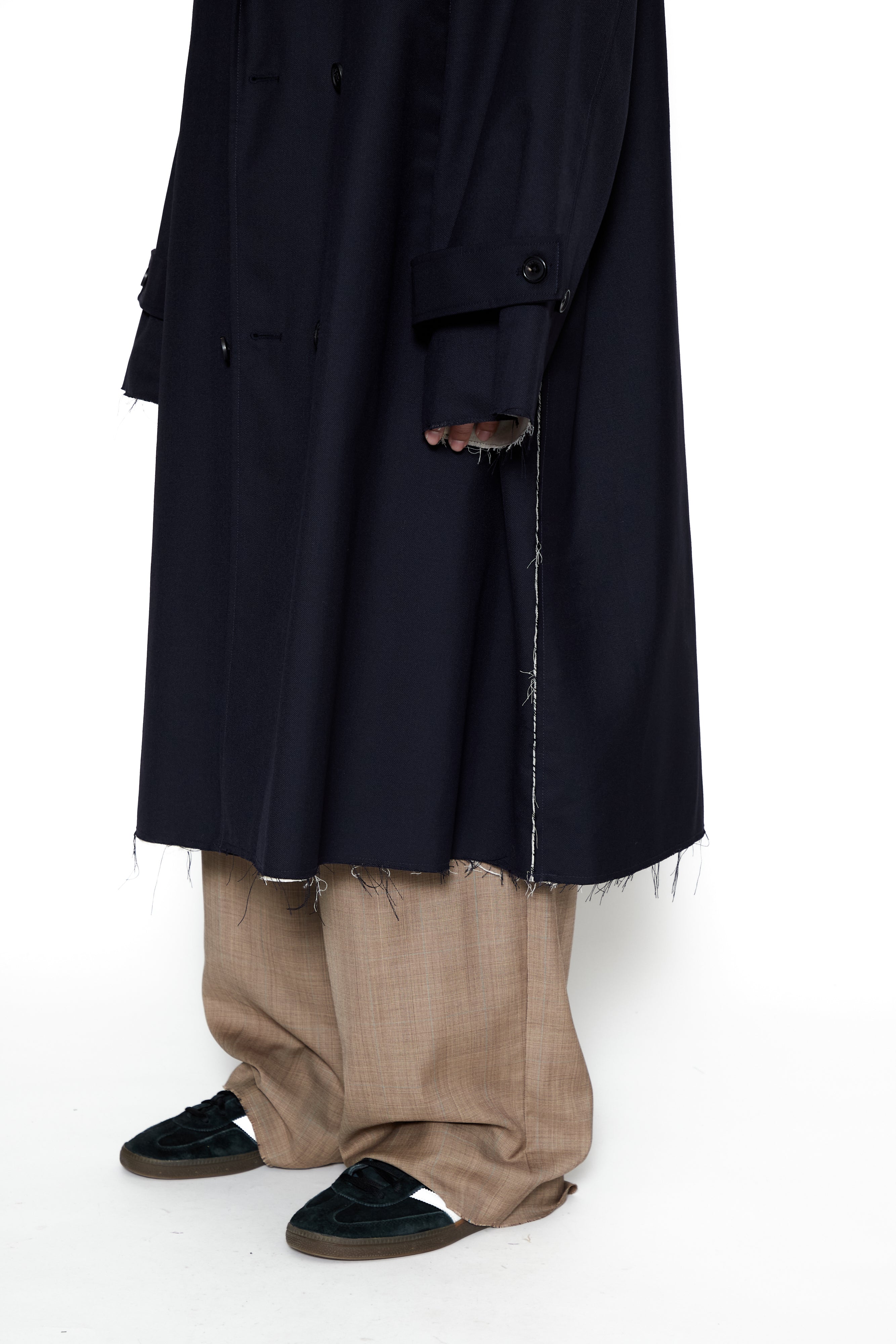 Load image into Gallery viewer, NAVY WOOL OVERSIZED RAW EDGES DEVIATION COAT
