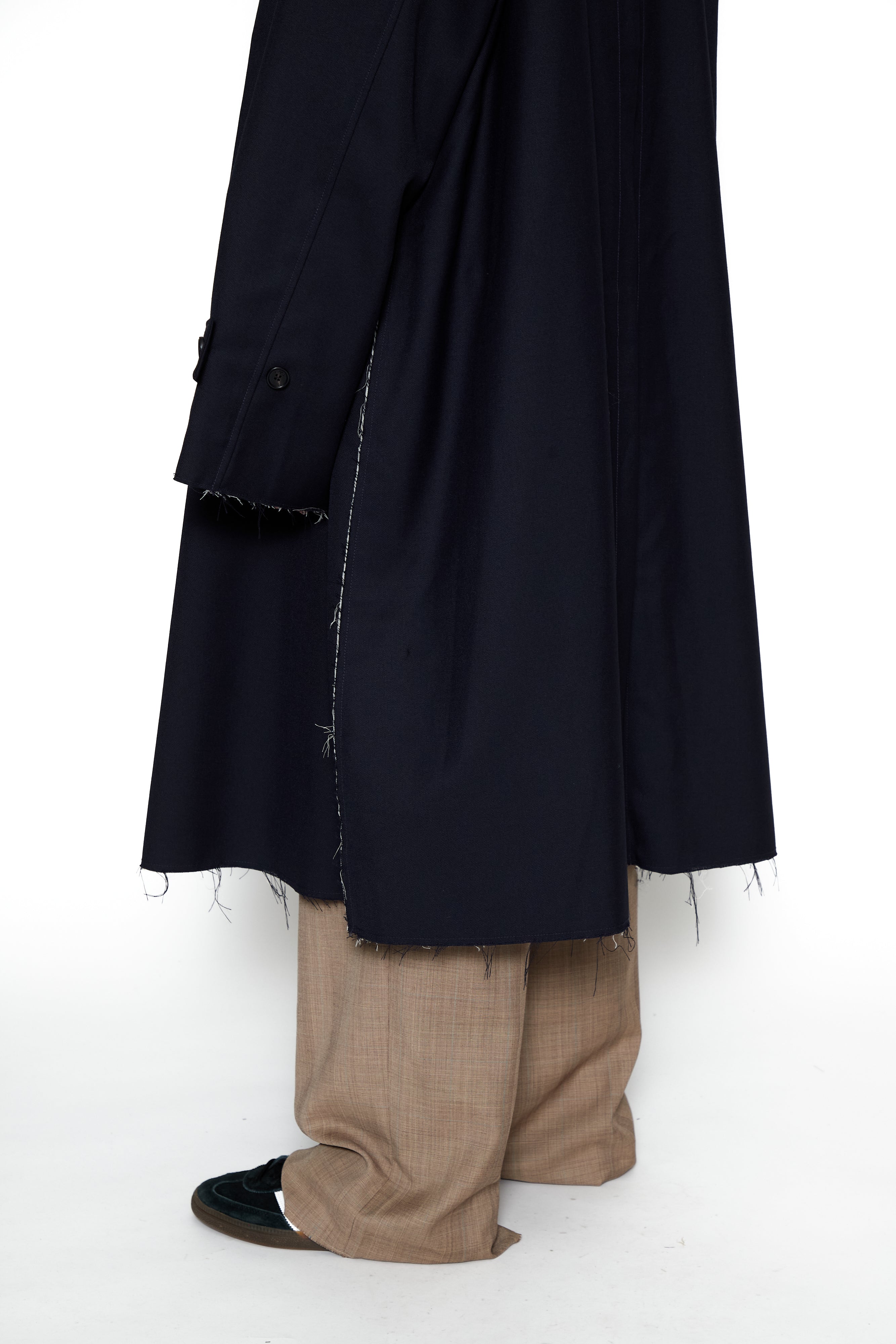 Load image into Gallery viewer, NAVY WOOL OVERSIZED RAW EDGES DEVIATION COAT
