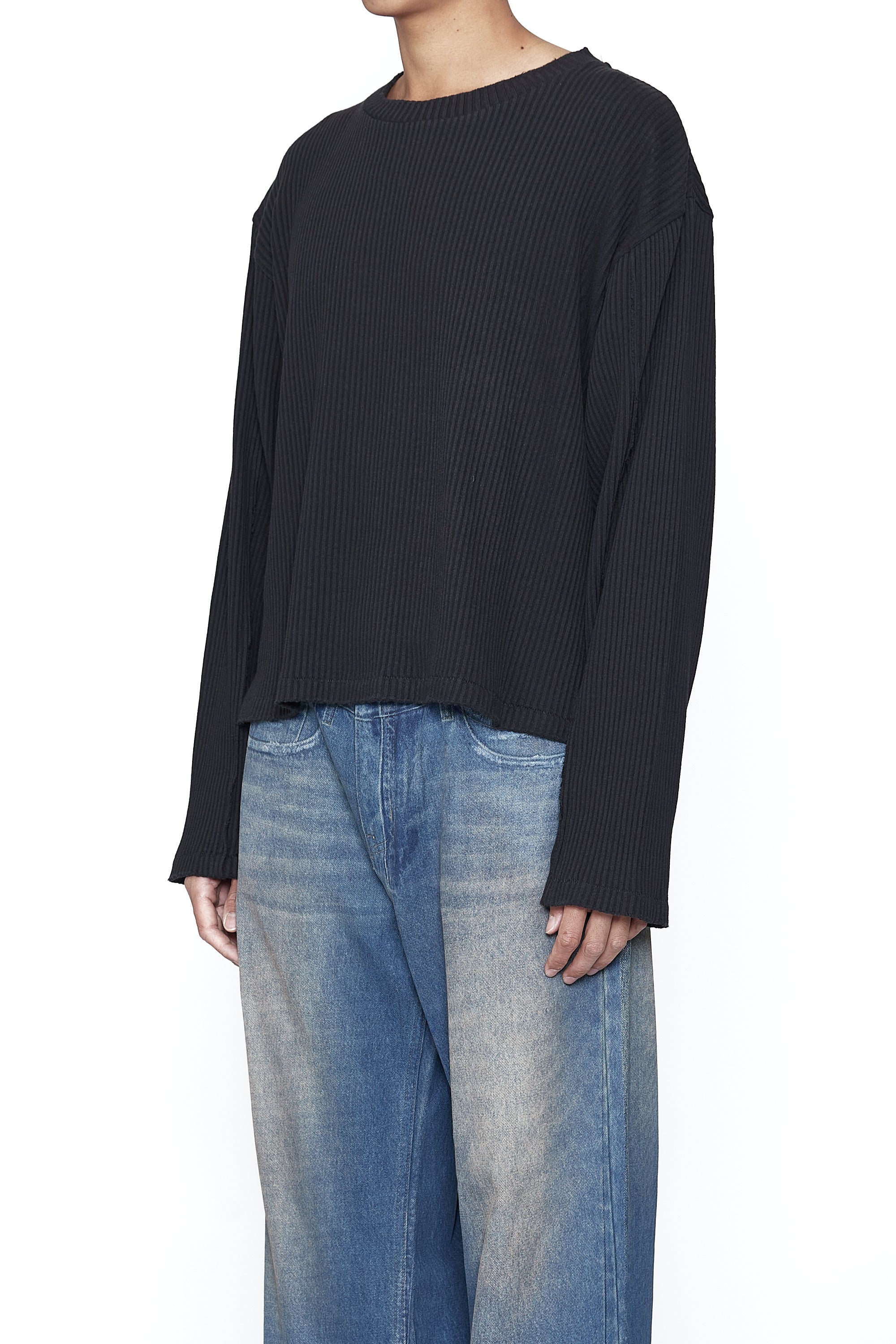 BLACK RIB EXPOSED SEAMS LS THRIFT CUT T-SHIRT