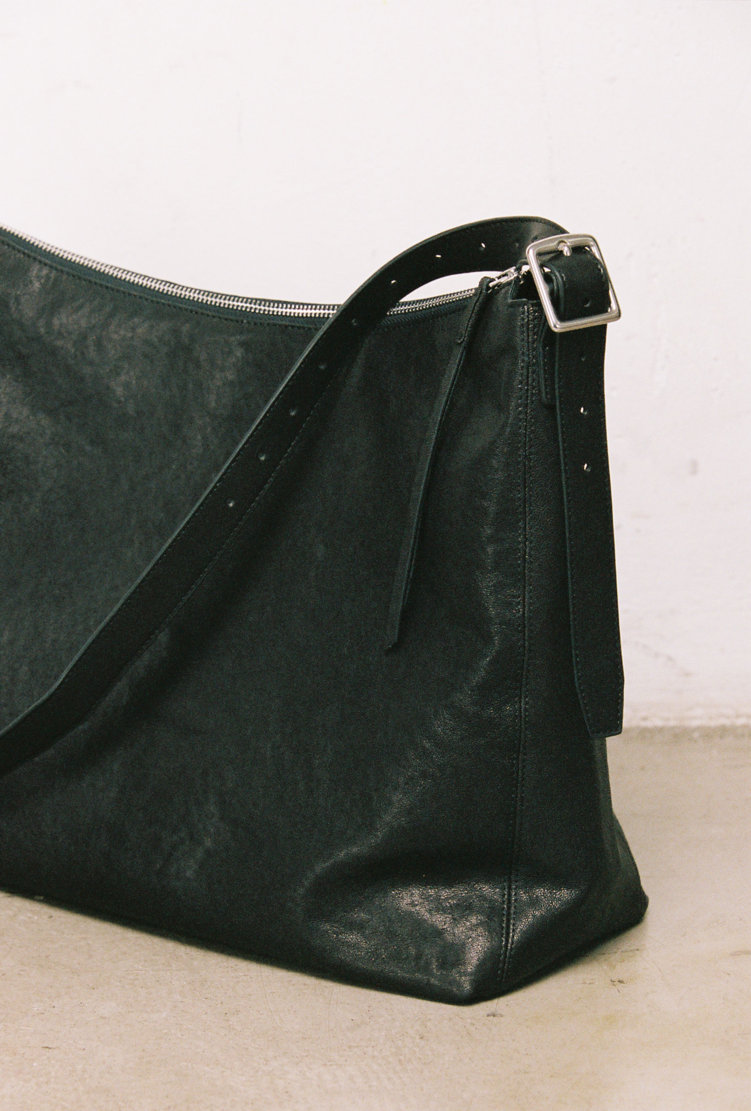 Load image into Gallery viewer, BLACK LAMB LEATHER 3WAYS SLACK BAG
