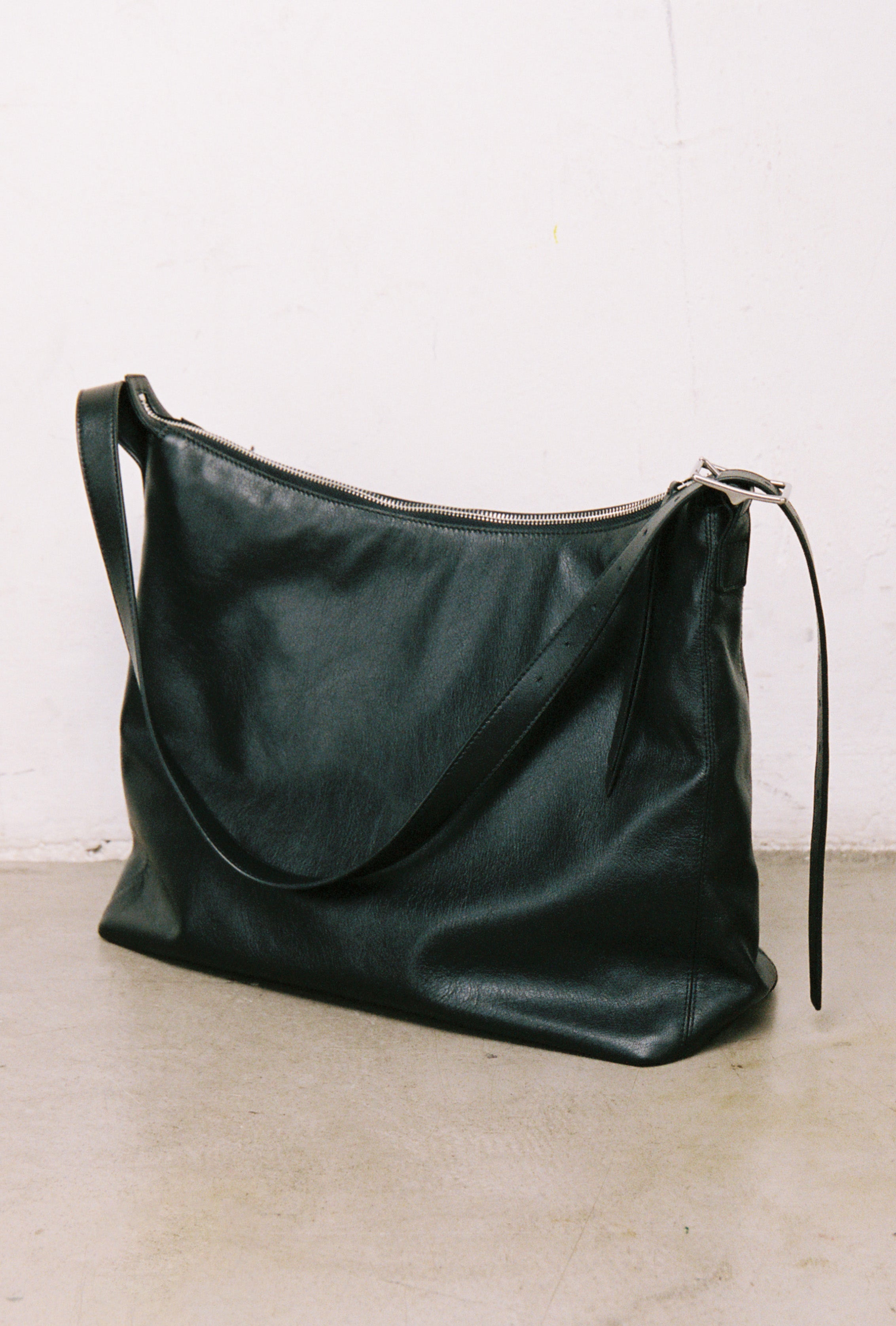 Load image into Gallery viewer, BLACK COW LEATHER 3WAYS SLACK BAG
