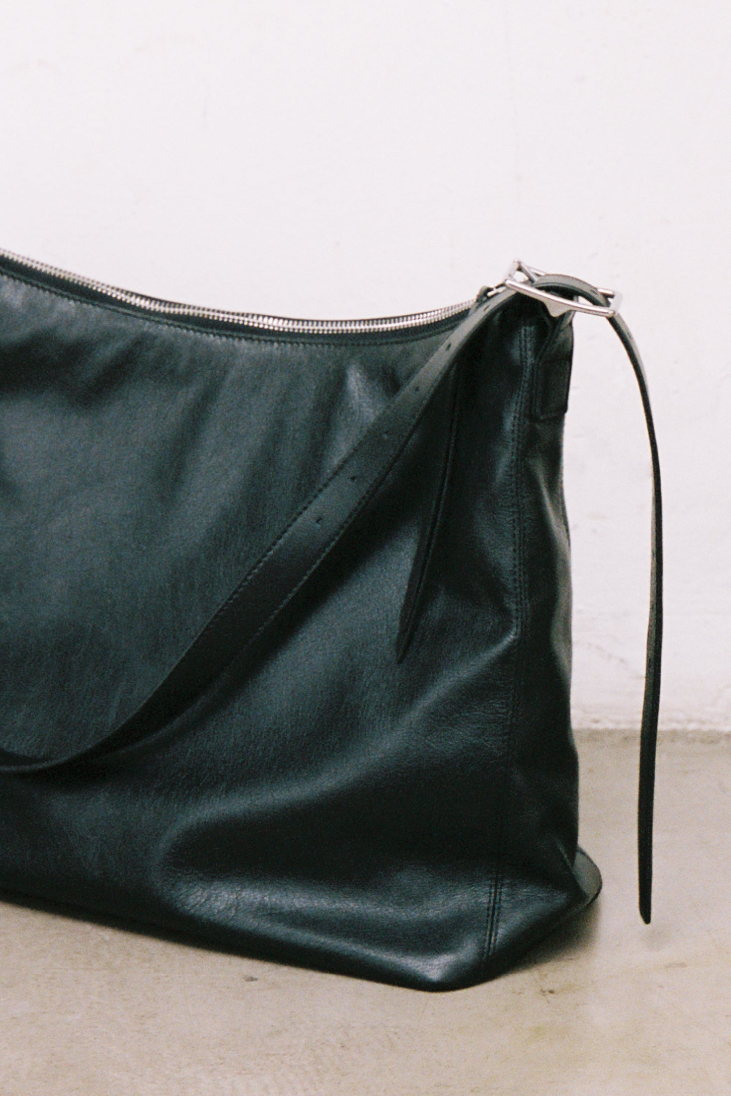 Load image into Gallery viewer, BLACK COW LEATHER 3WAYS SLACK BAG
