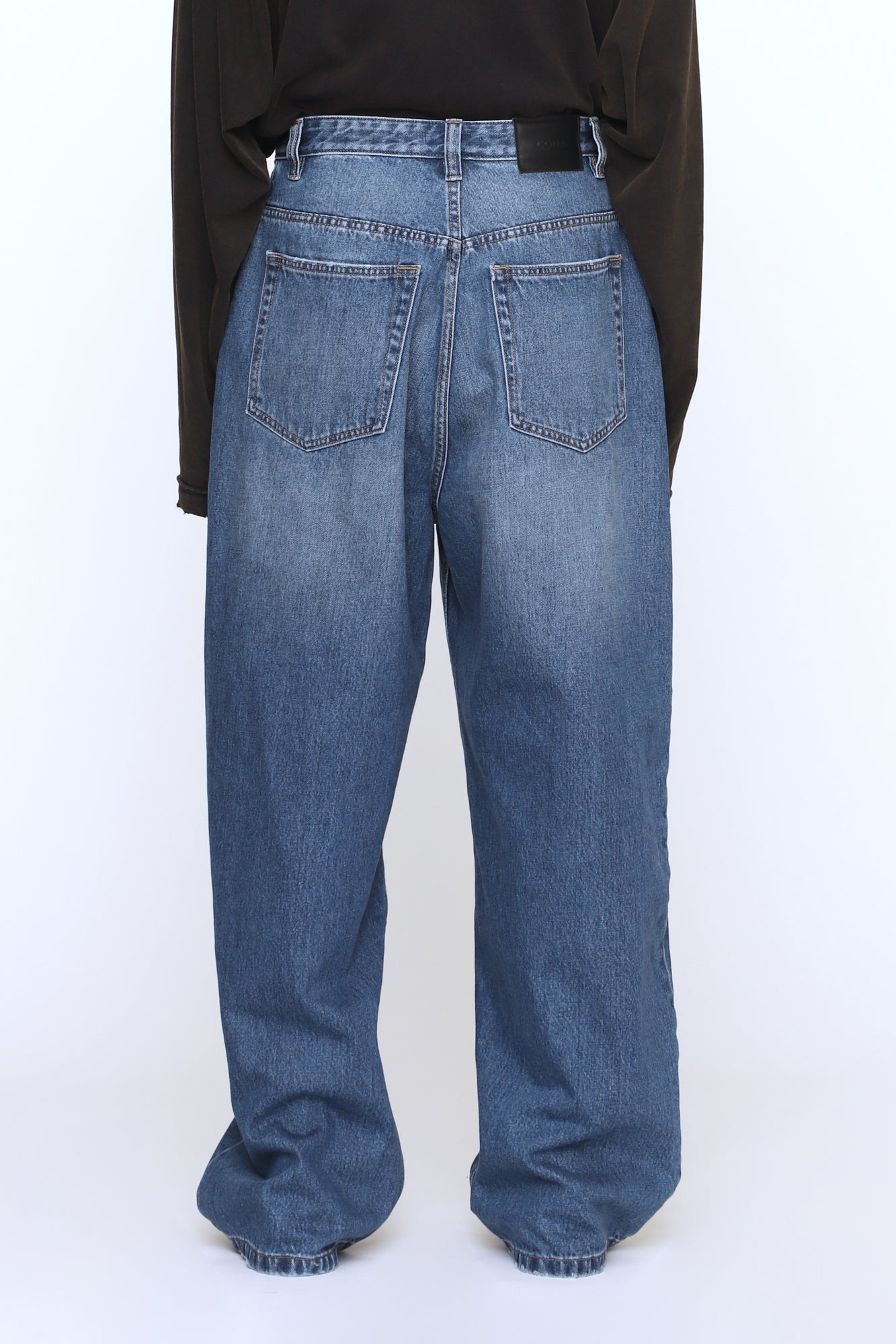 Load image into Gallery viewer, INDIGO WASHED DISTRESSED EXTENDED CUT LUFT JEANS
