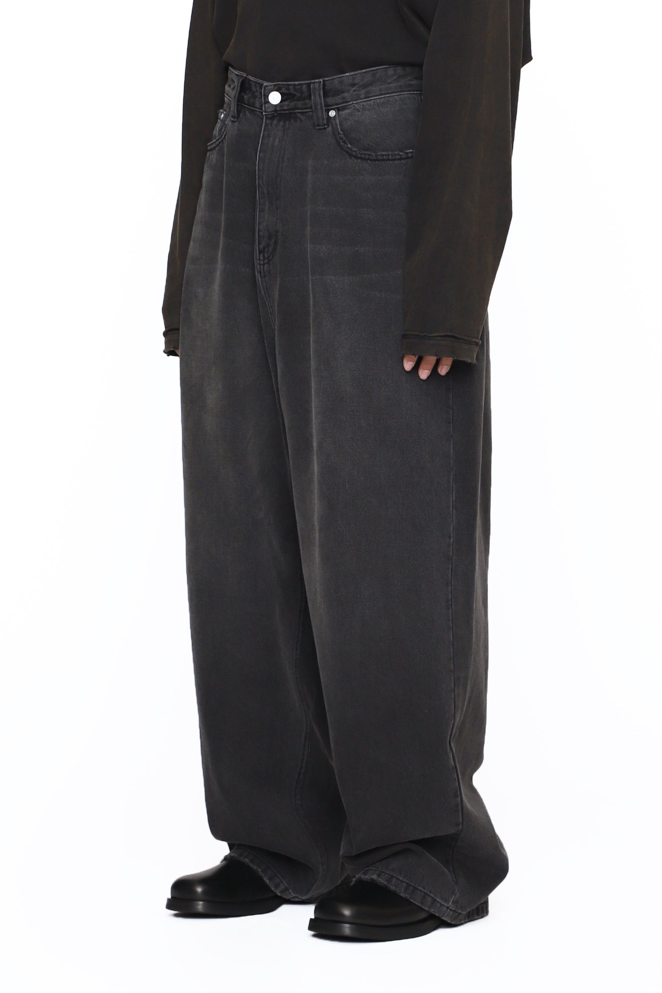 Load image into Gallery viewer, BLACK WASHED DISTRESSED EXTENDED CUT LUFT JEANS
