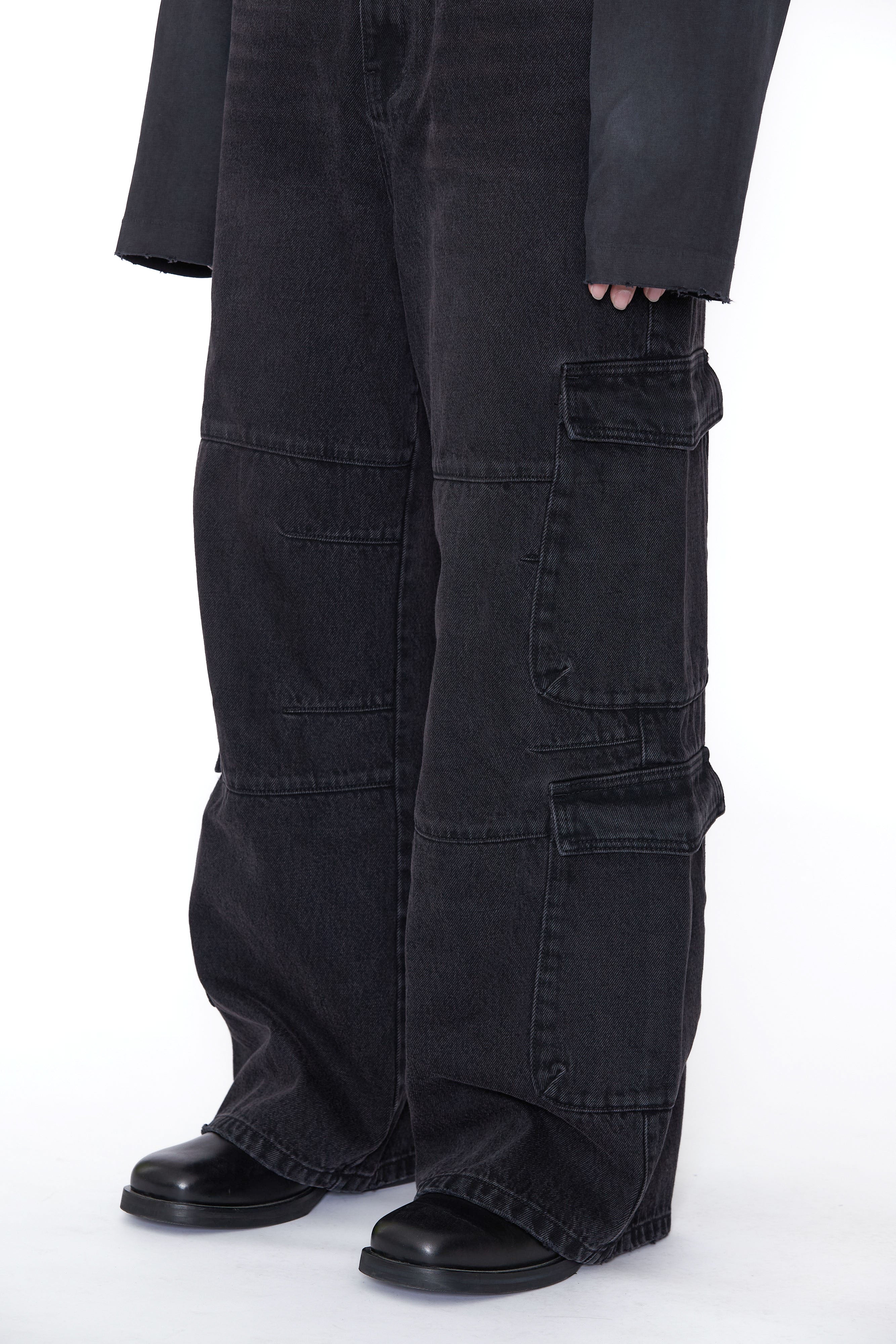 Load image into Gallery viewer, BLACK DENIM FLARED CUT CARGO PANTS
