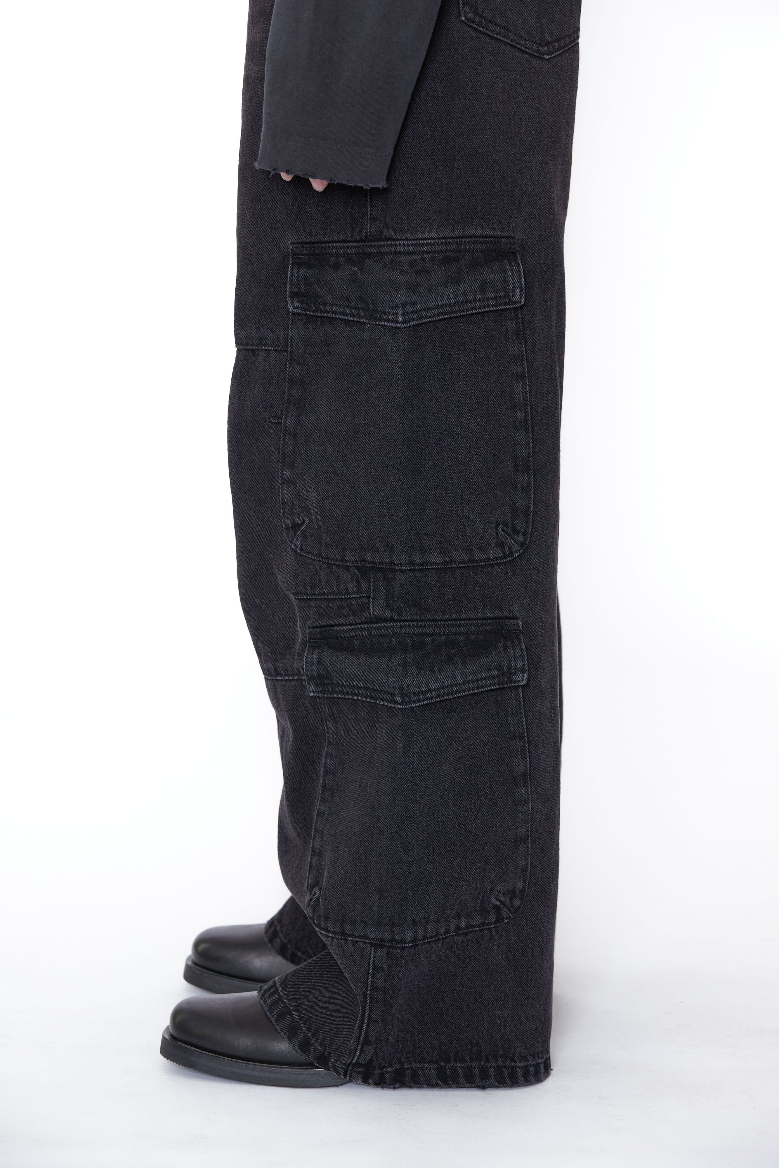 Load image into Gallery viewer, BLACK DENIM FLARED CUT CARGO PANTS
