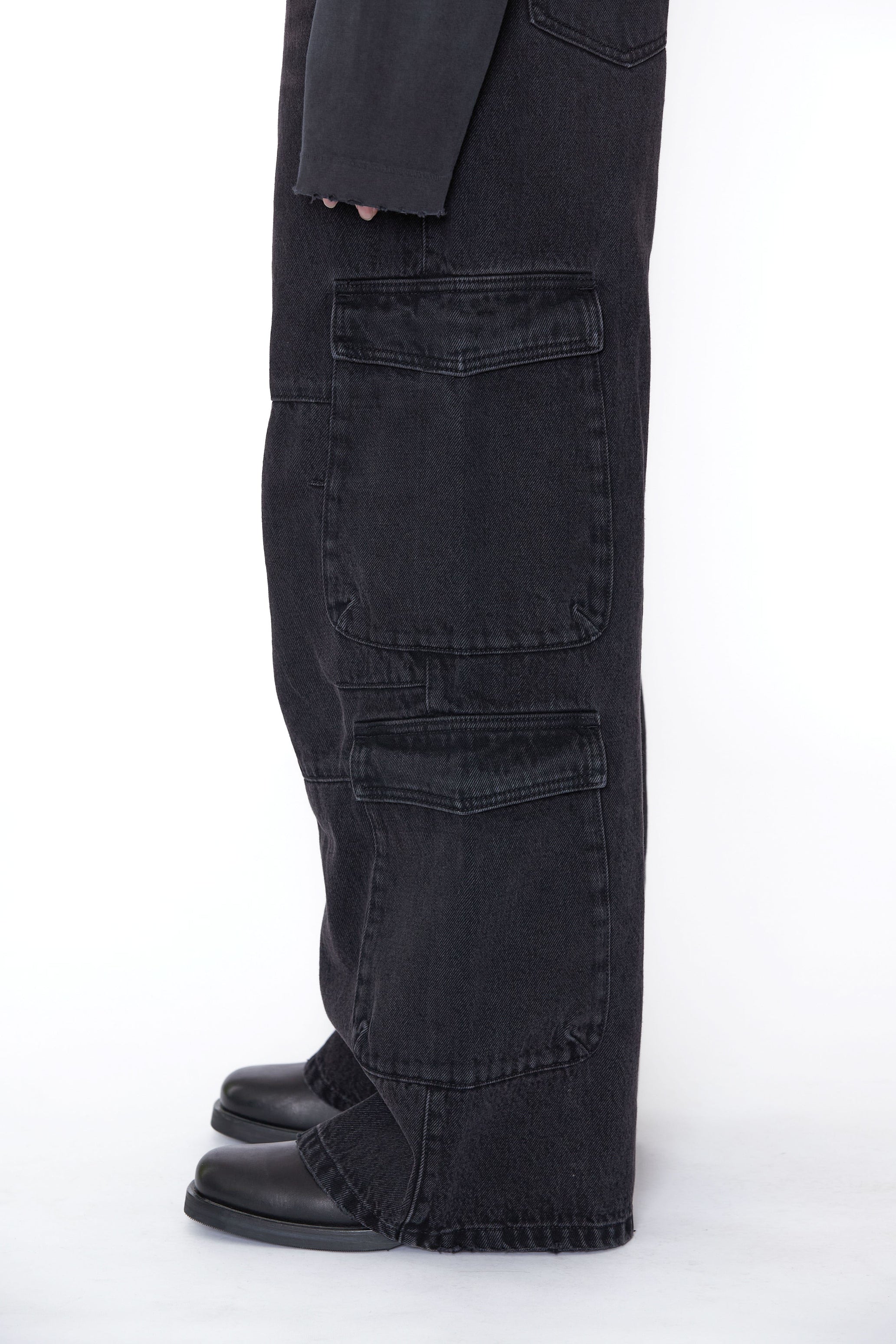 BLACK DENIM FLARED CUT CARGO PANTS