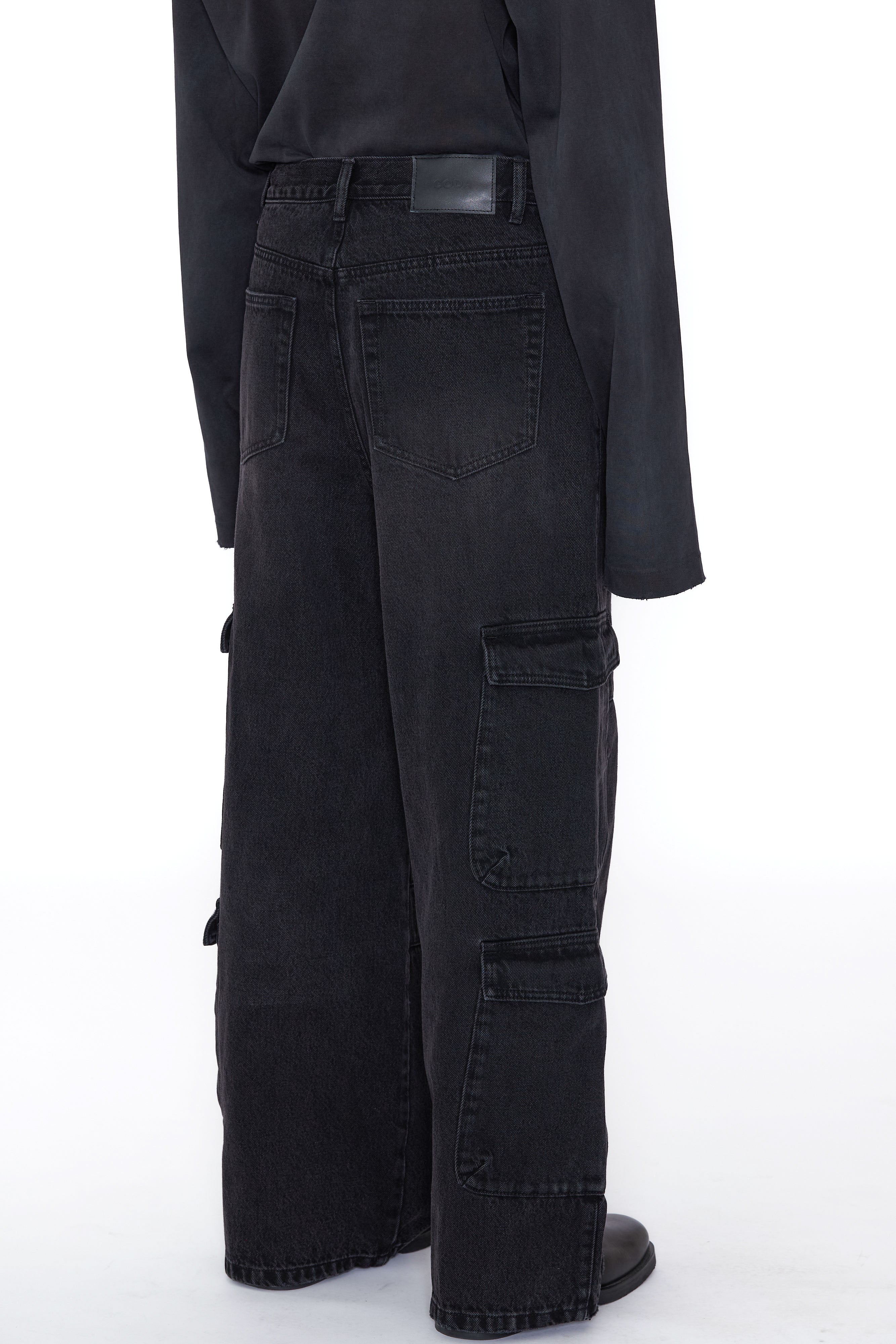 Load image into Gallery viewer, BLACK DENIM FLARED CUT CARGO PANTS
