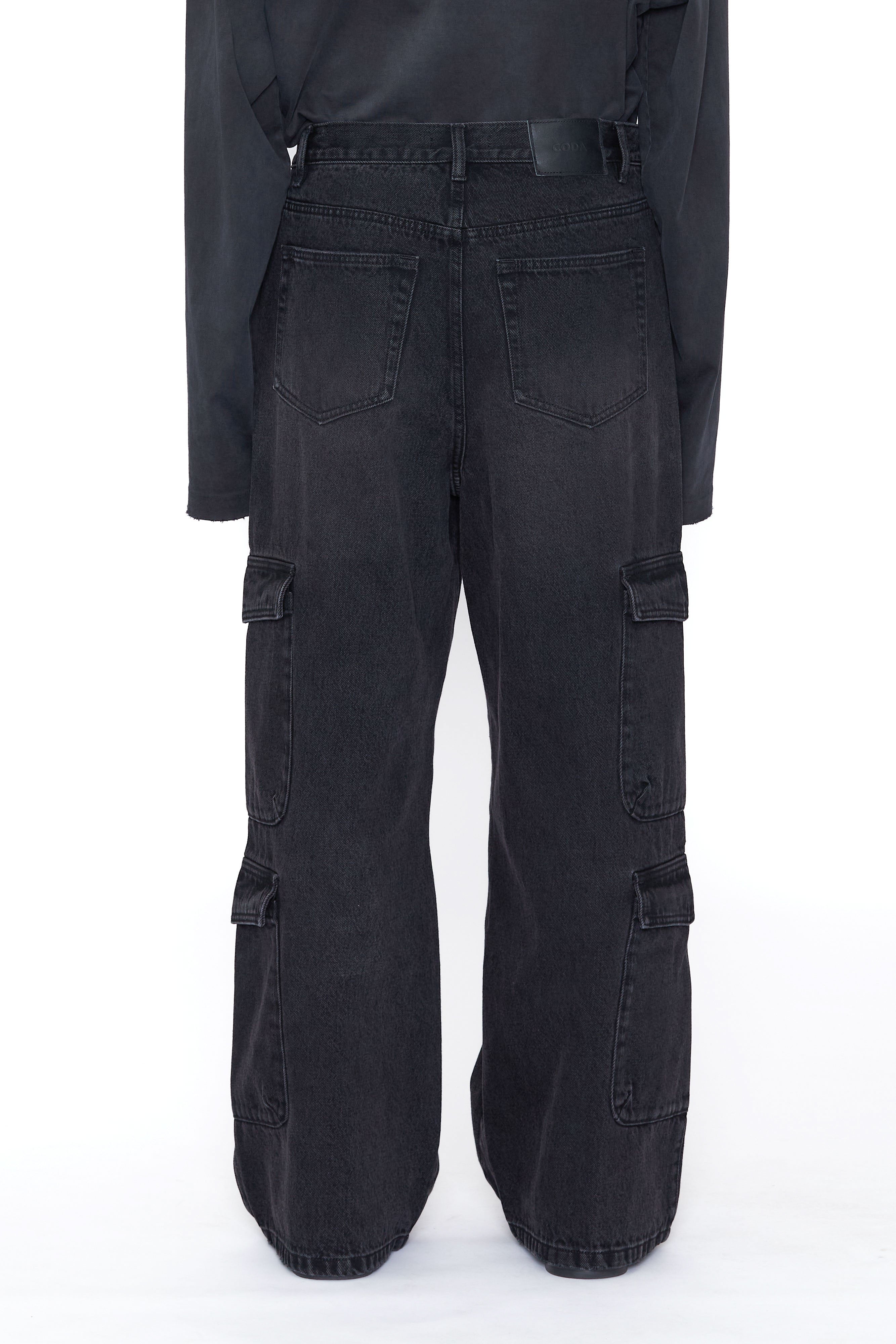 Load image into Gallery viewer, BLACK DENIM FLARED CUT CARGO PANTS
