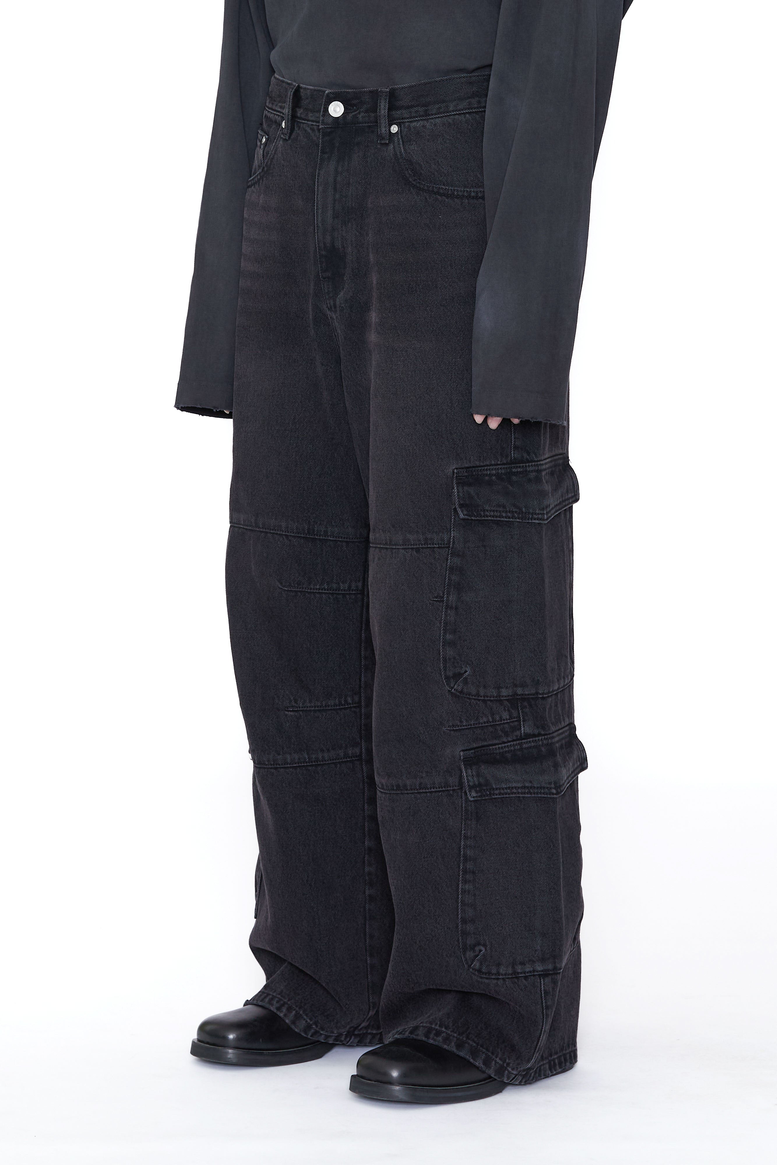 Load image into Gallery viewer, BLACK DENIM FLARED CUT CARGO PANTS
