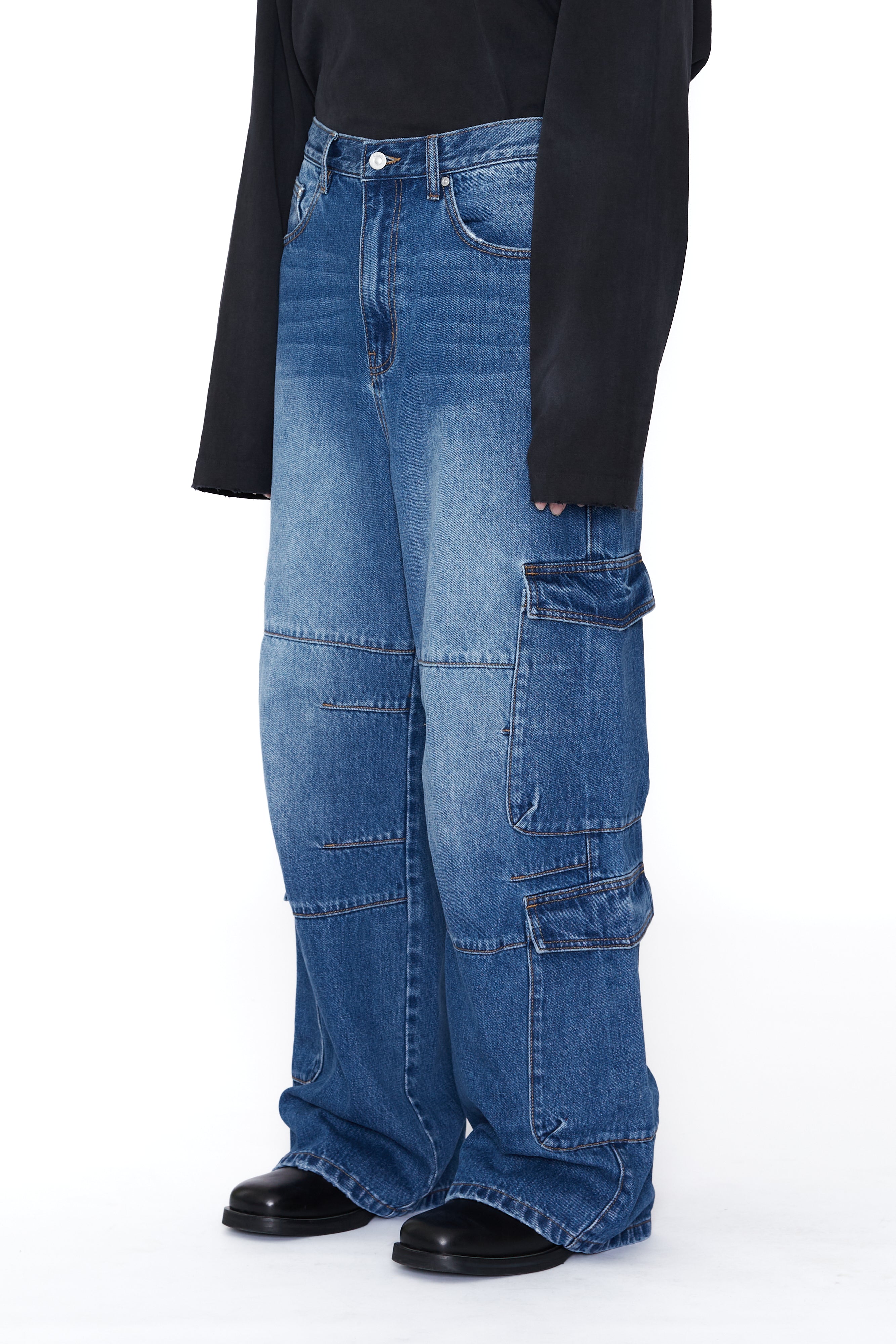 Load image into Gallery viewer, INDIGO DENIM FLARED CUT CARGO PANTS
