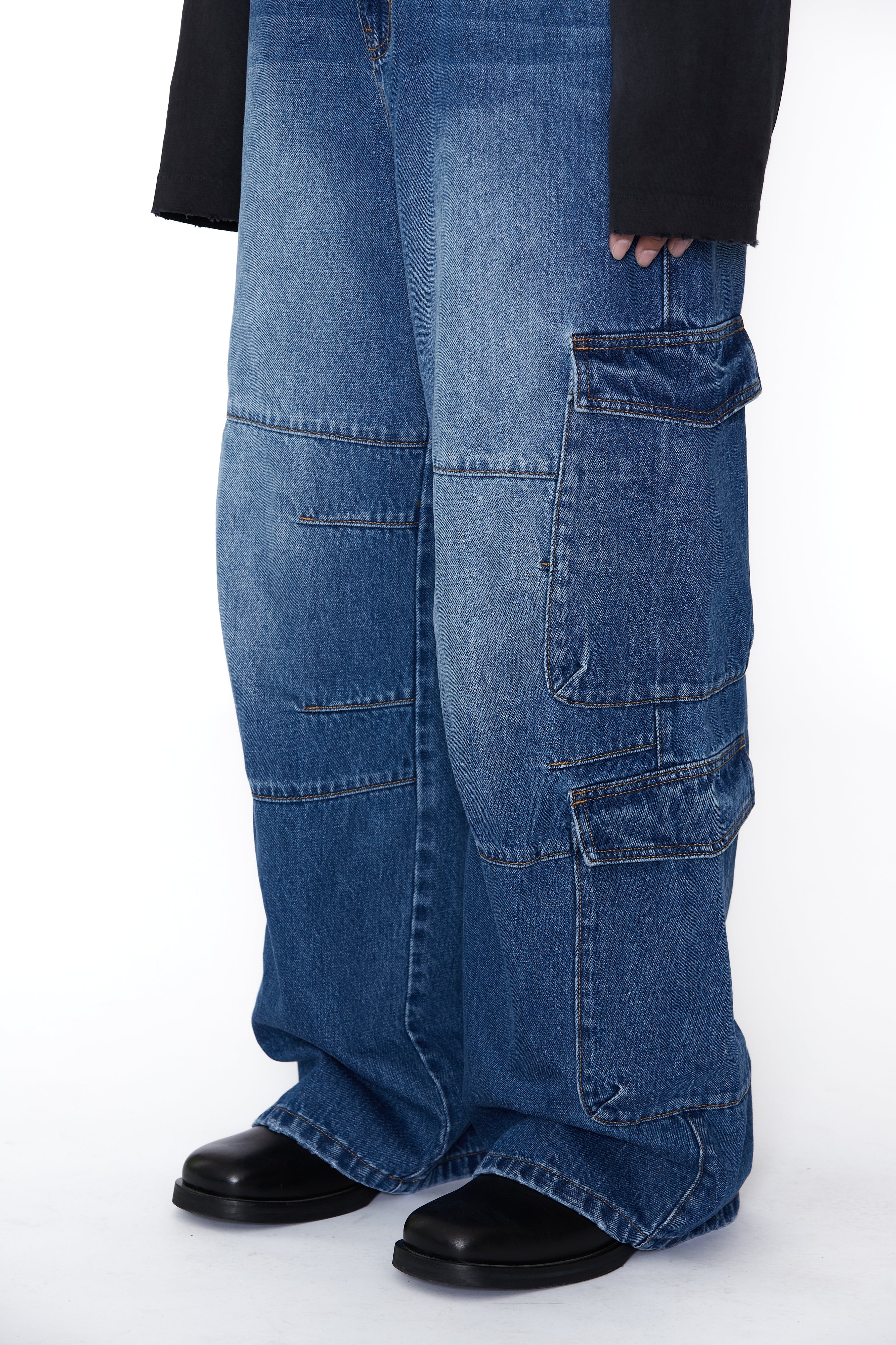 Load image into Gallery viewer, INDIGO DENIM FLARED CUT CARGO PANTS
