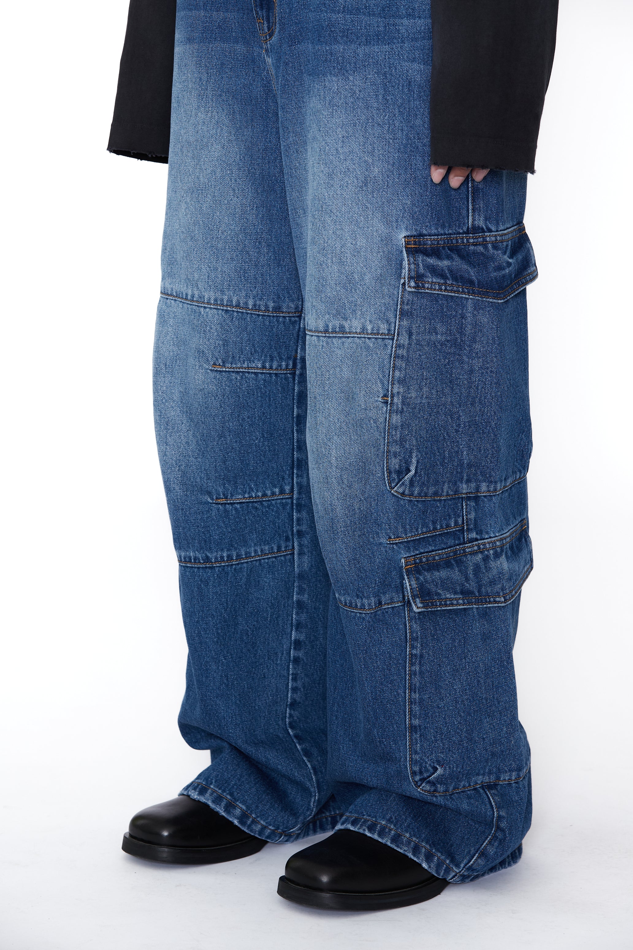 INDIGO DENIM FLARED CUT CARGO PANTS