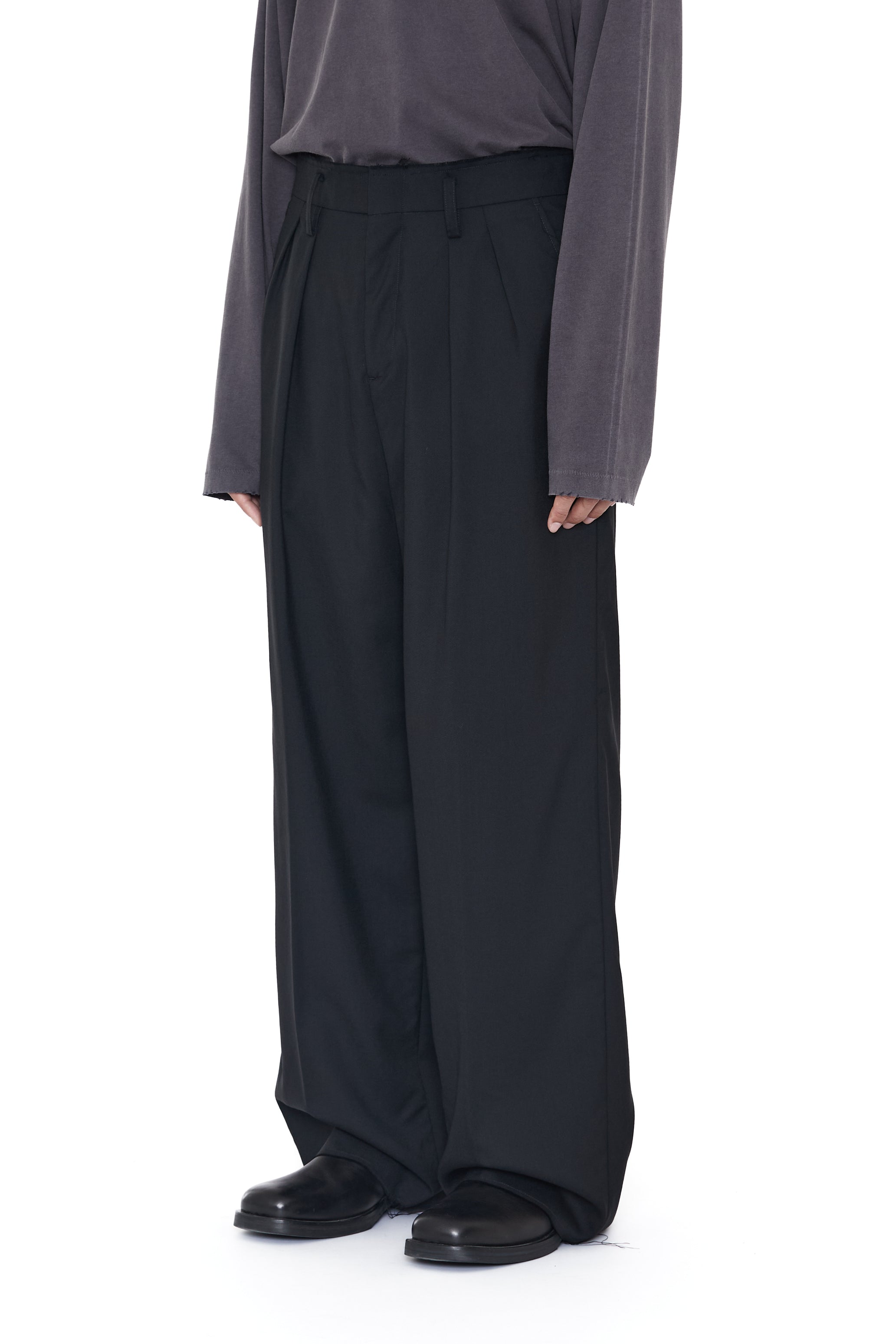 BLACK WOOL INVERTED TUCKS SLACK