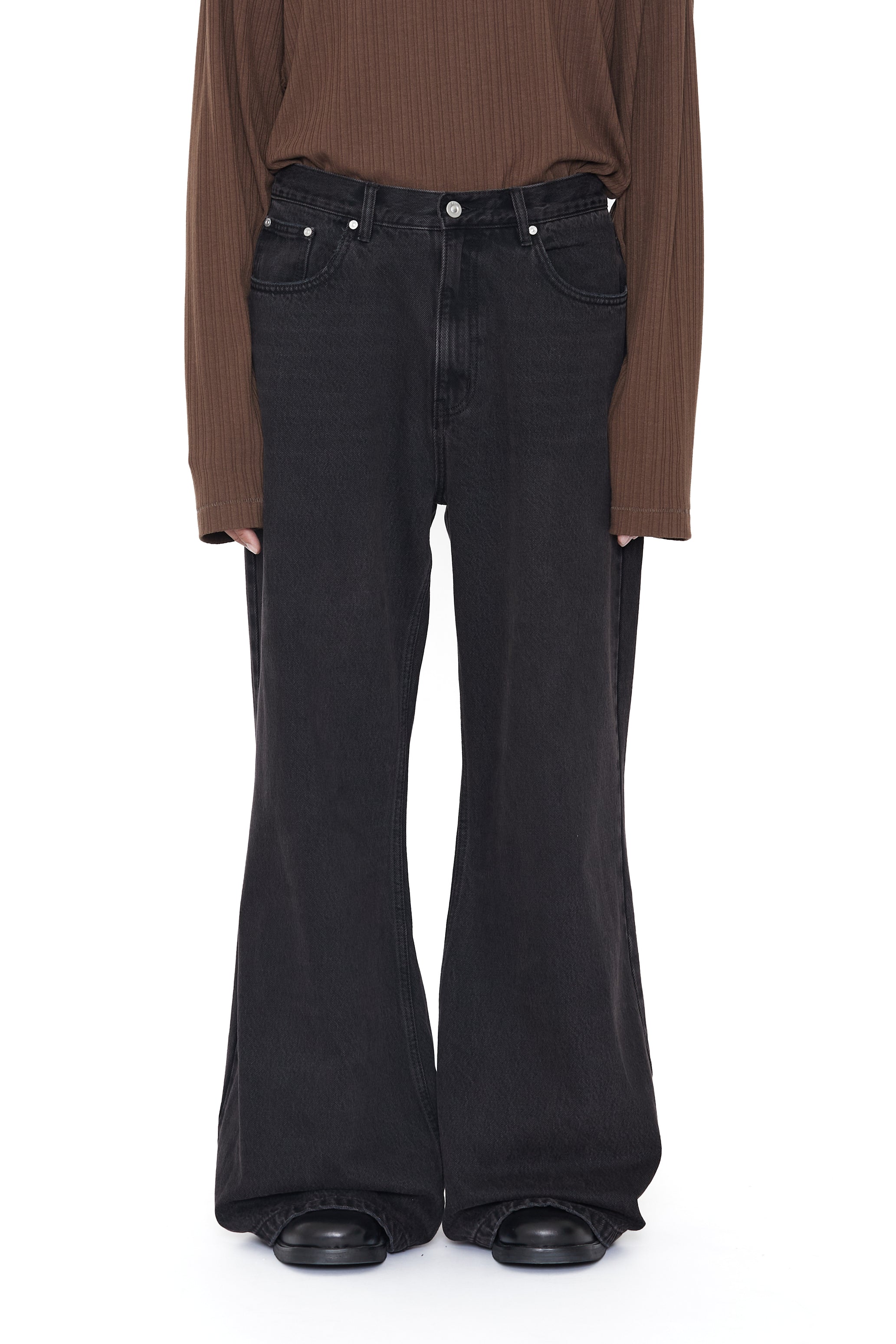 BLACK WASHED BREAK CUT WIDE FLARED JEANS