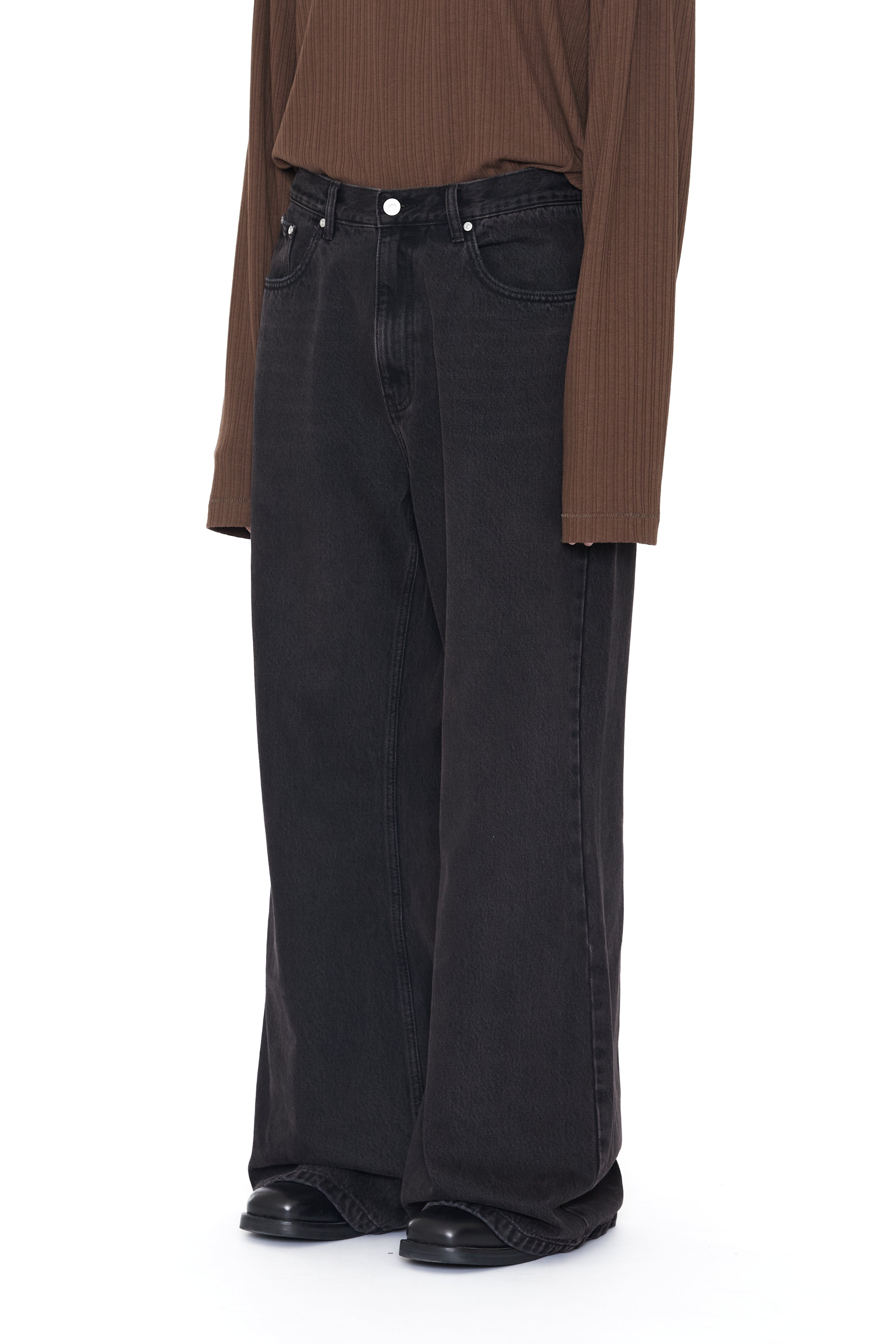 Load image into Gallery viewer, BLACK WASHED BREAK CUT WIDE FLARED JEANS
