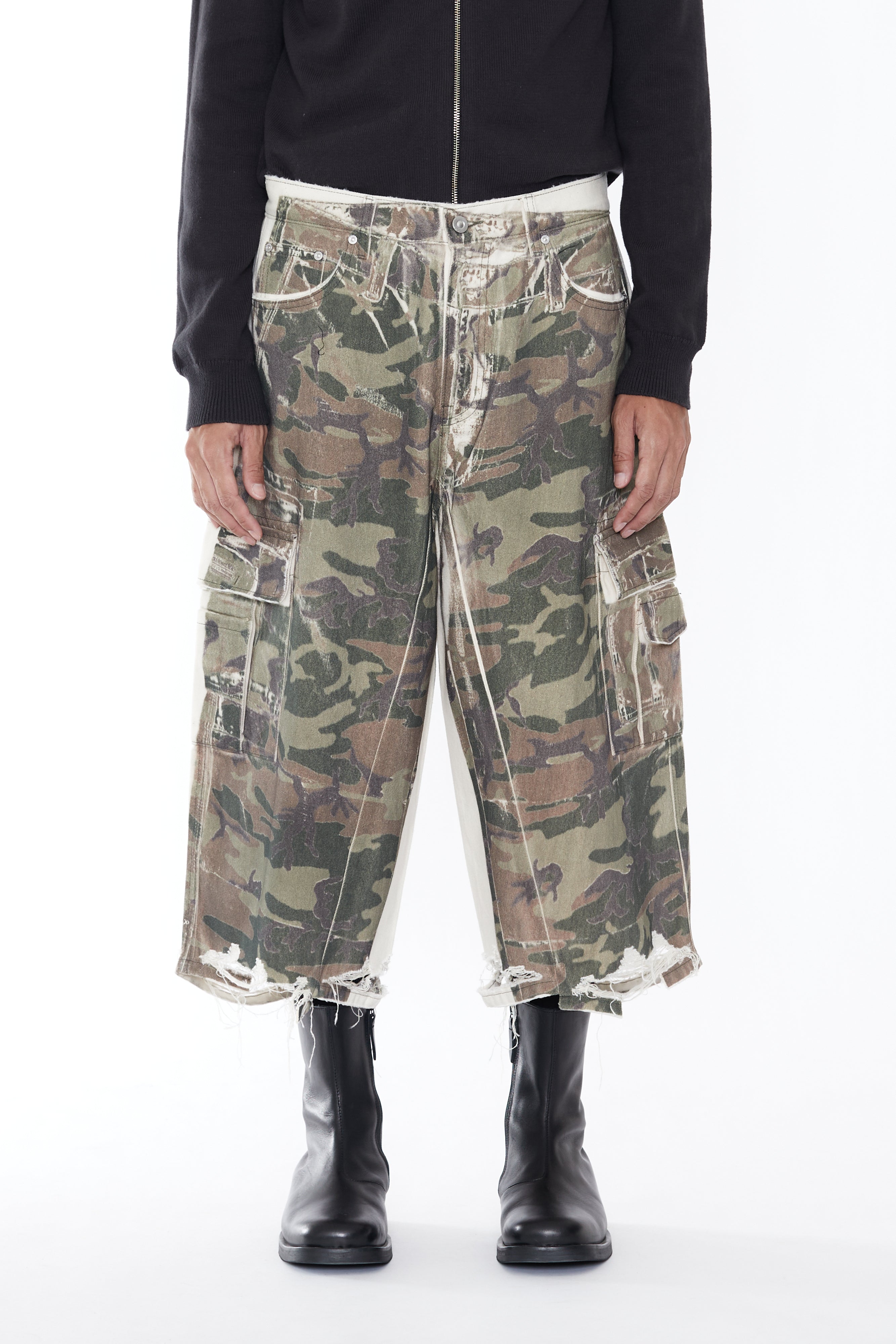 Load image into Gallery viewer, OFFSET CAMO DROPPED RECONSTRUCTED CARGO SHORTS

