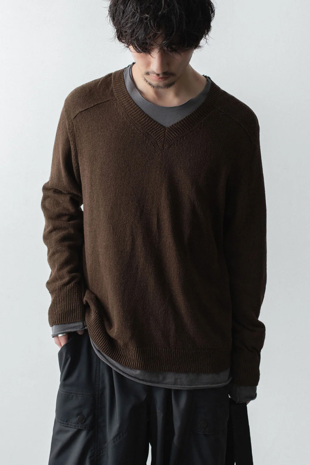 Load image into Gallery viewer, BROWN SHRUNKEN V-NECK PULLOVER
